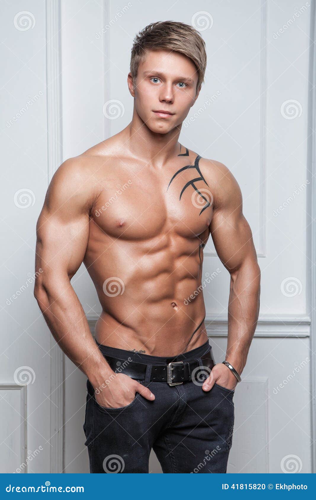 Muskul Ser Junger Nackter Sexy Mann Der In Den Jeans Aufwirft