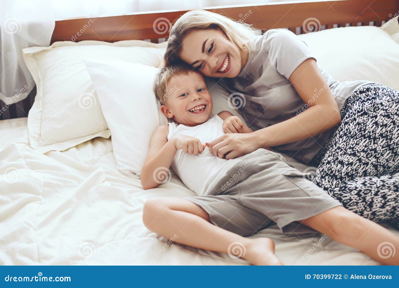 Mutterspiele Mit Sohn Im Bett Stockfoto Bild Von Junge Haupt 70399722