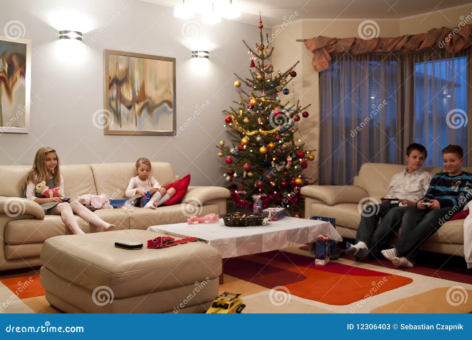 Sala De Estar Que Es ~ ) que se sientan en la sala de estar, televisión de observación Sala De Estar Que Es ~ ) que se sientan en la sala de estar, televisión de observación