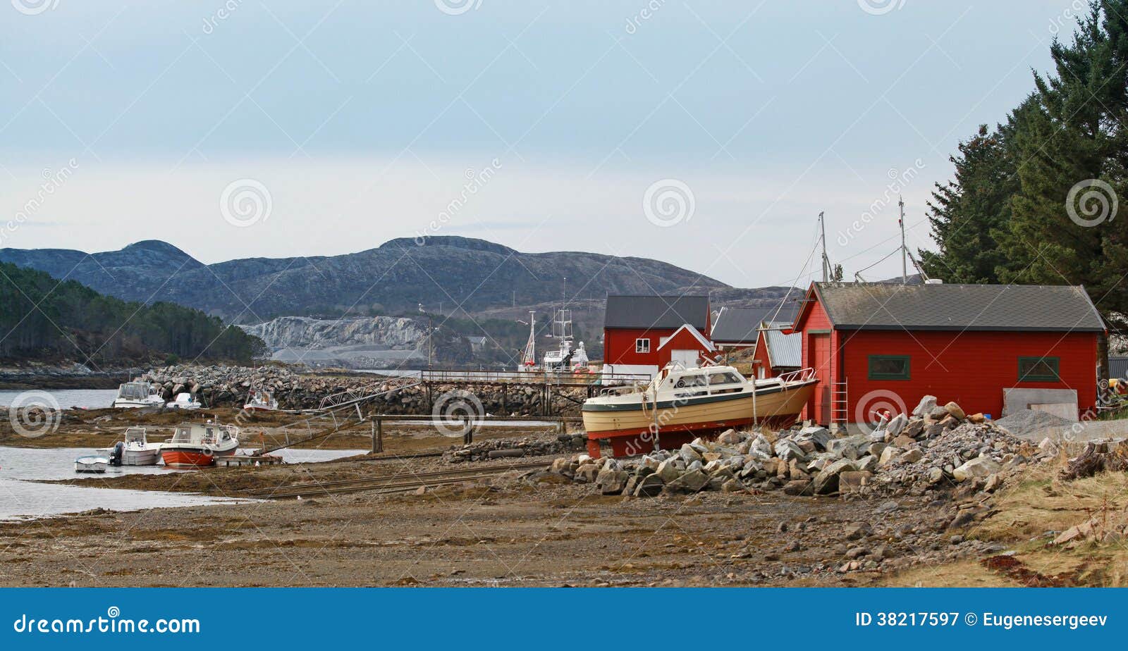  : Norwegian red wooden houses and small fishing boats on the coast