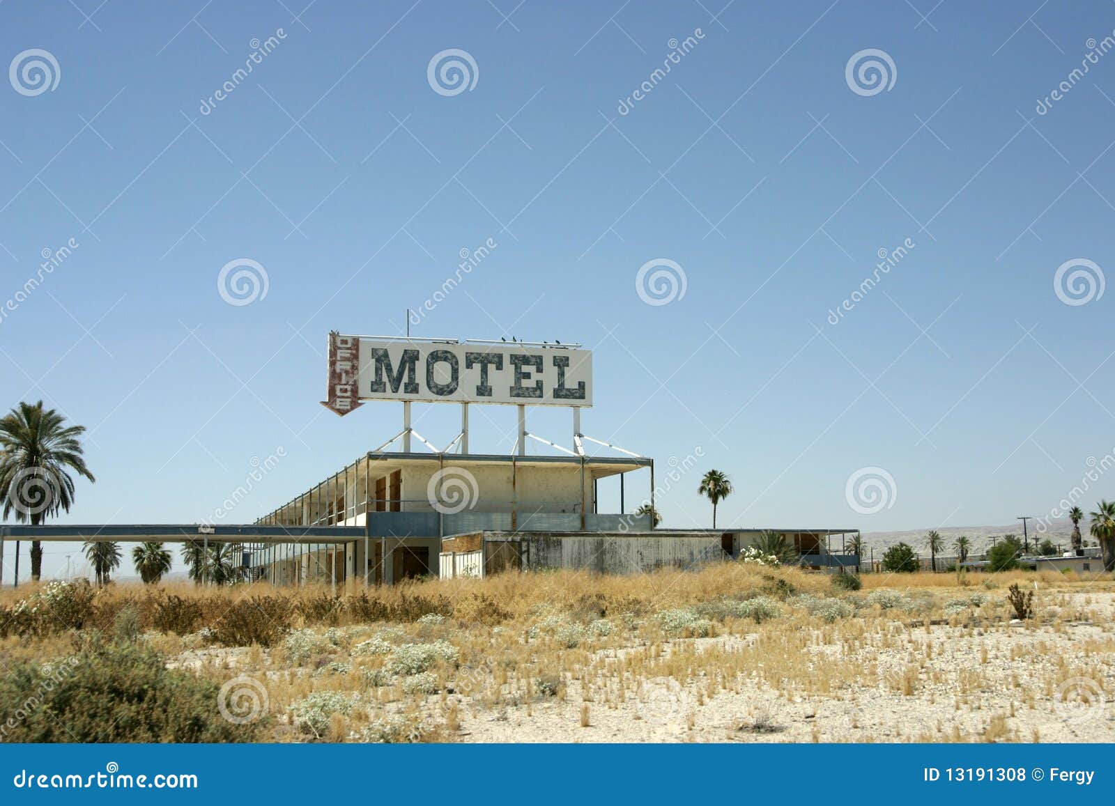 old-vacant-abandoned-motel-13191308.jpg