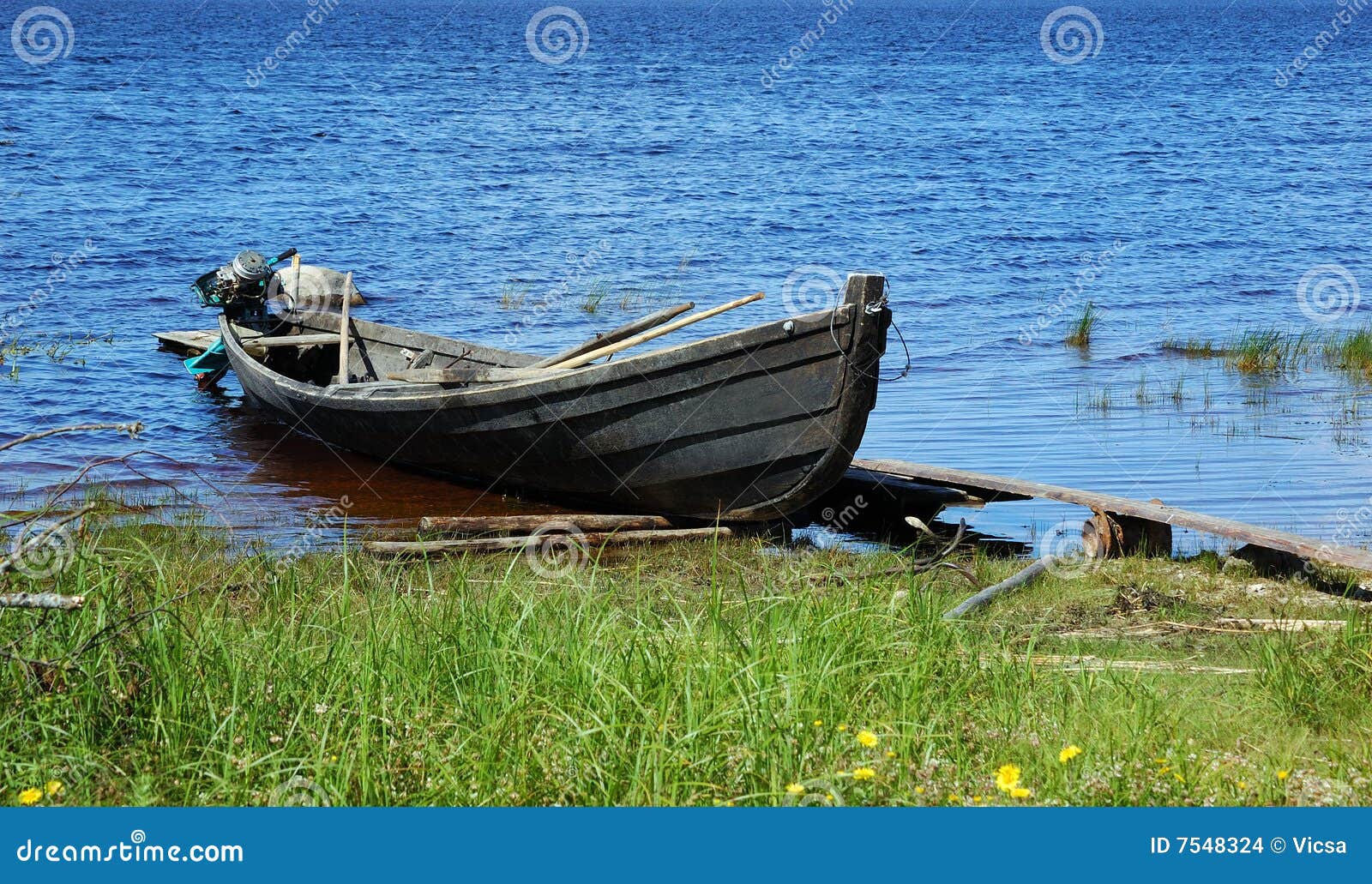 Old Wooden Fishing Motor Boat By The Lake Bank Stock Images - Image ...