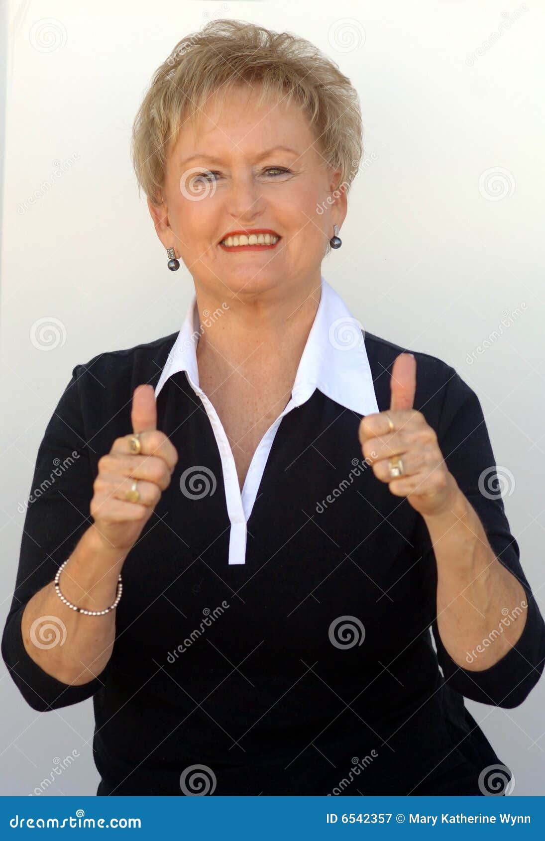 older-business-woman-thumbs-up-6542357.jpg