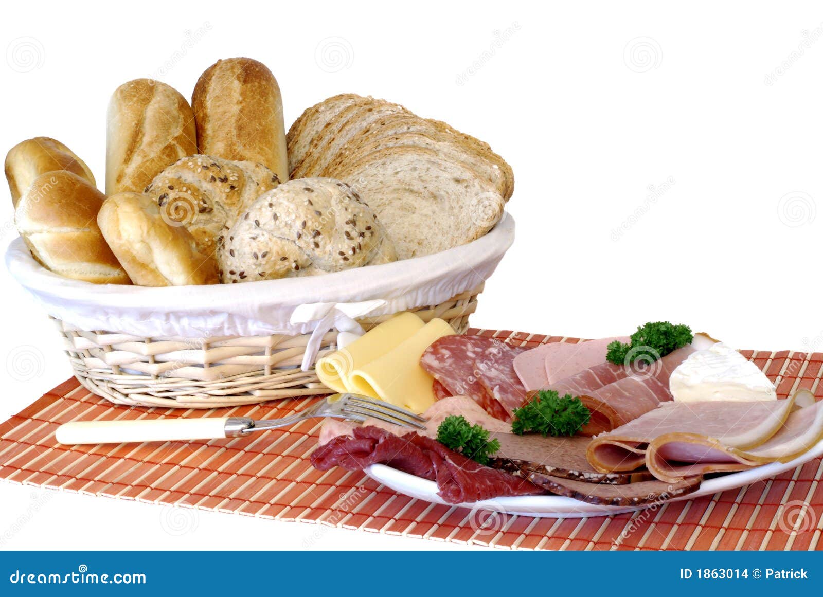 ontbijt-vers-gebakken-brood-kaas-en-vlee