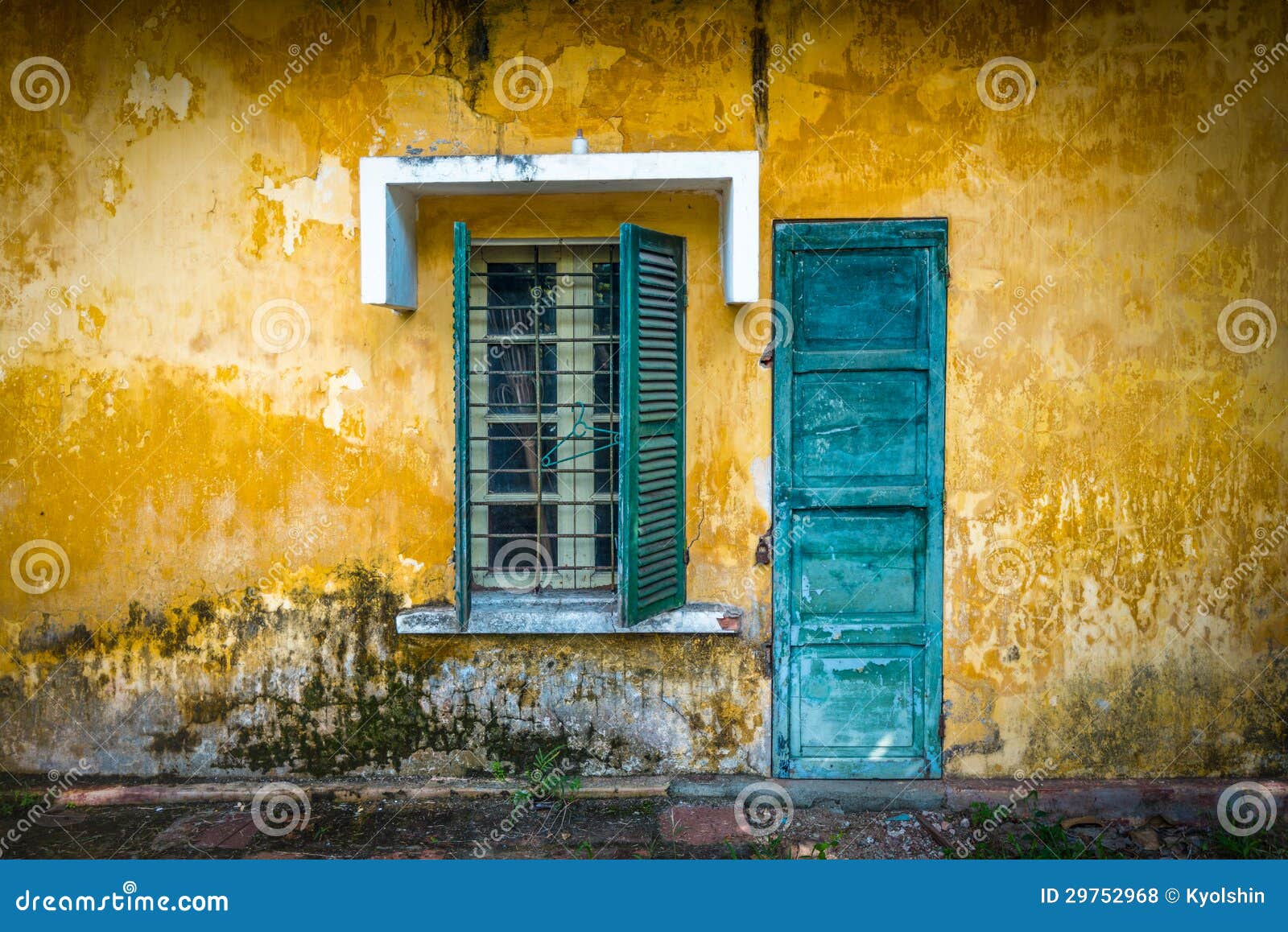 Old And Worn House On Street In Vietnam. Royalty Free Stock Photos 