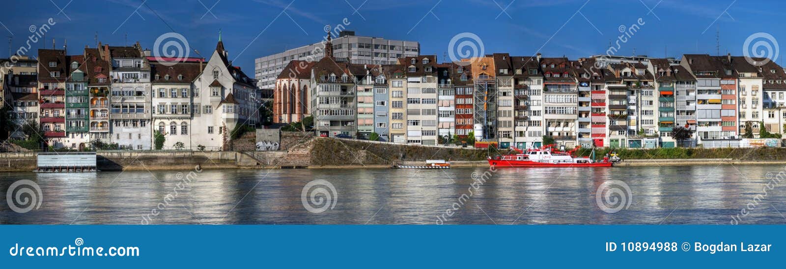 Photos libres de droits: Panoramique des maisons de bord de mer, BÃ¢le ...