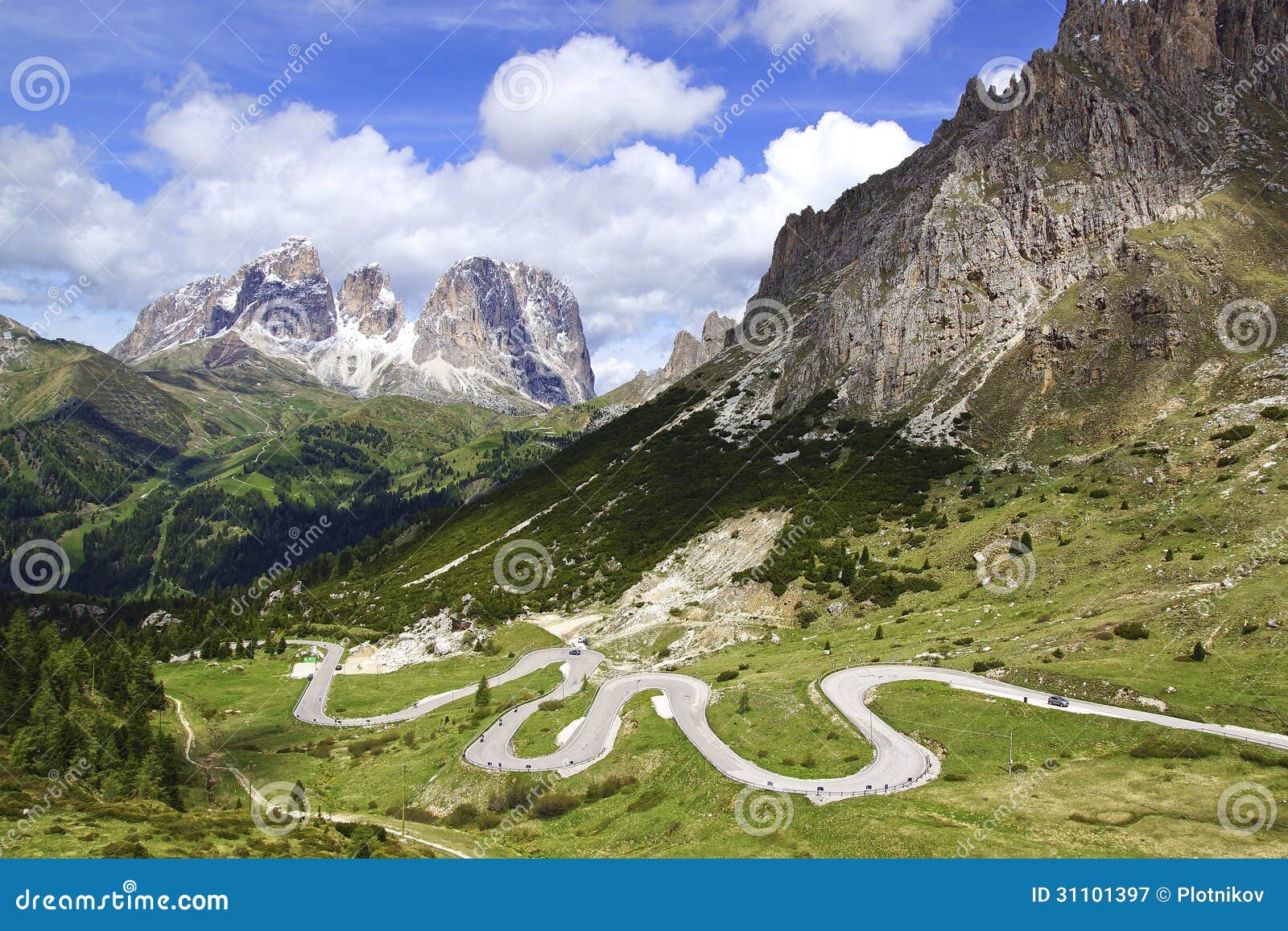 ... stock libre de droits: Paysage de dolomites avec la route de montagne