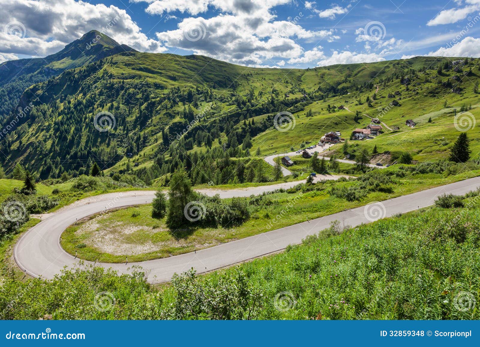 ... de droits: Paysage de dolomites avec la route de montagne. Italie