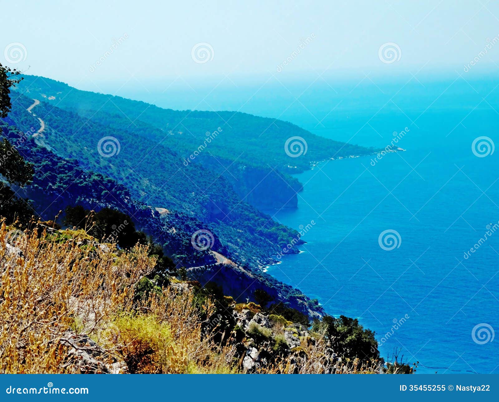 Vue de paysage de la mer MÃ©diterranÃ©e de cÃ´te et de montagnes.