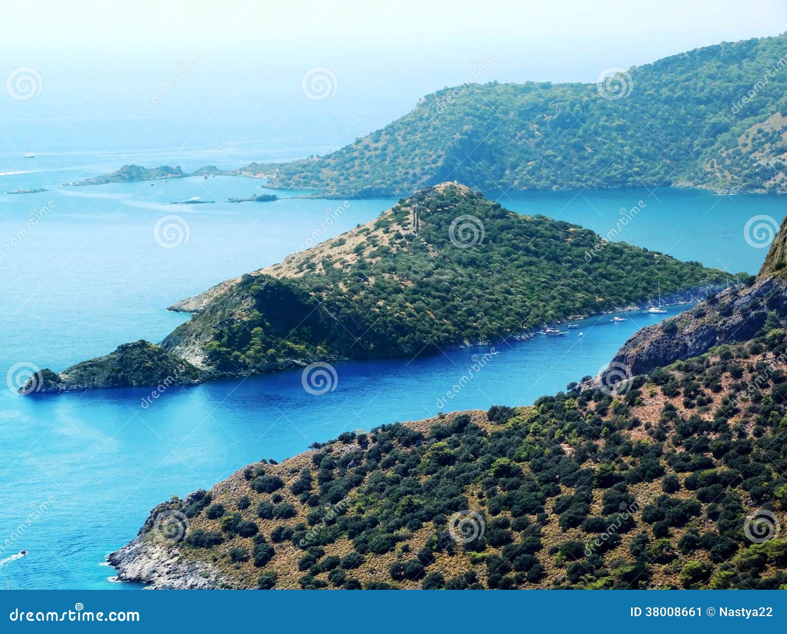 Vue de paysage de la mer MÃ©diterranÃ©e de cÃ´te et de montagnes.