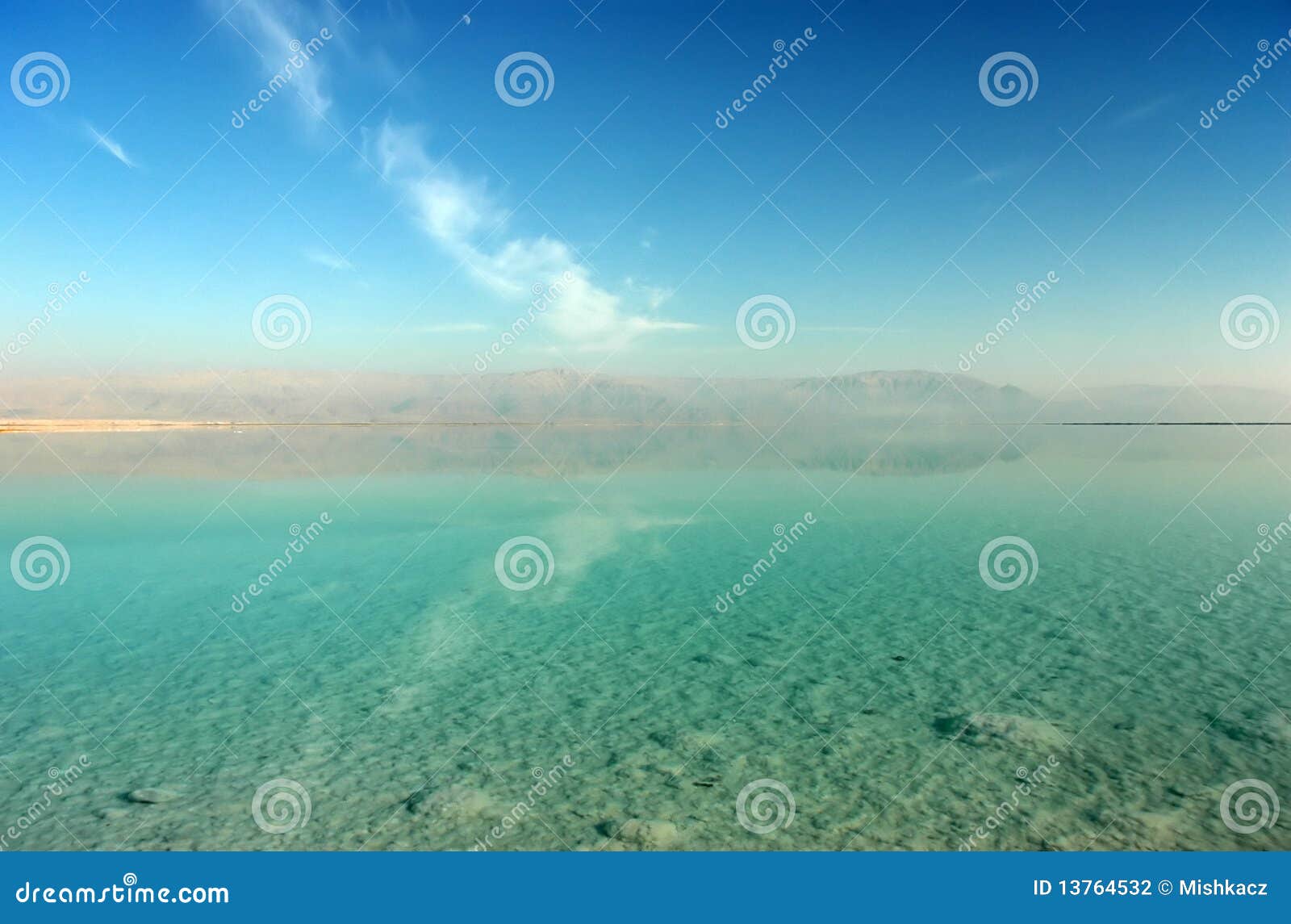 Beau paysage colorÃ© de mer morte avec du sel sur le bas de lac et des ...