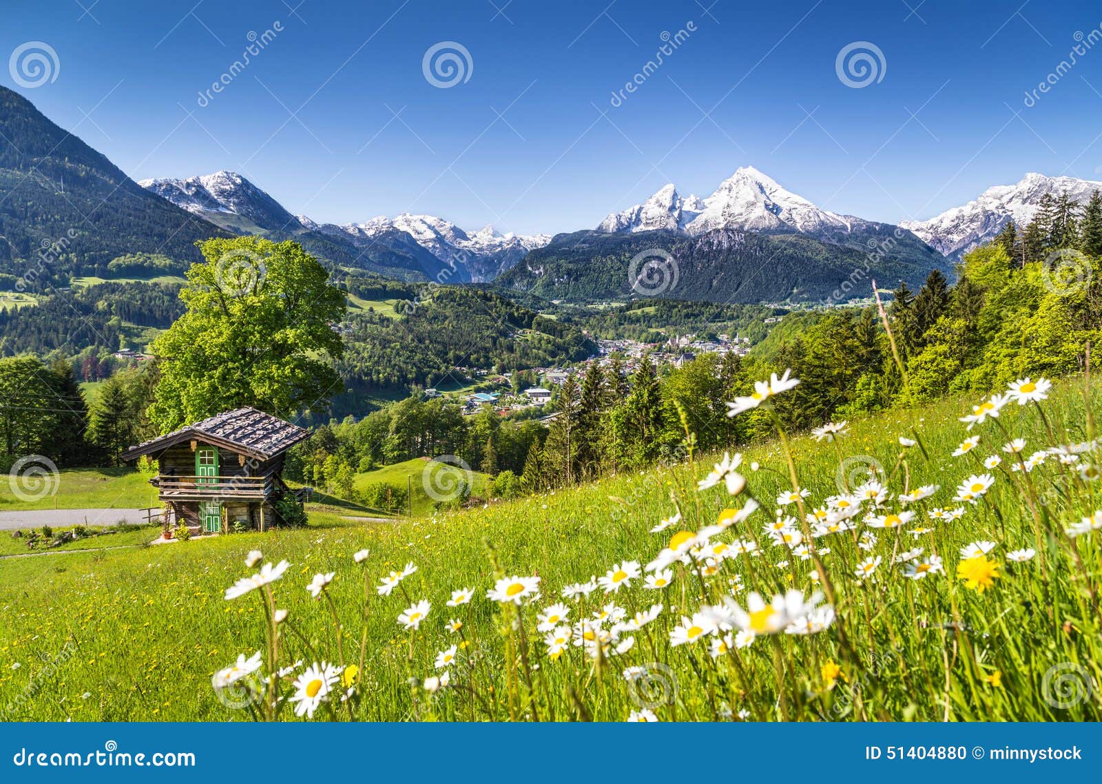 ... Paysage idyllique d Ã©tÃ© dans les Alpes avec le cottage de montagne