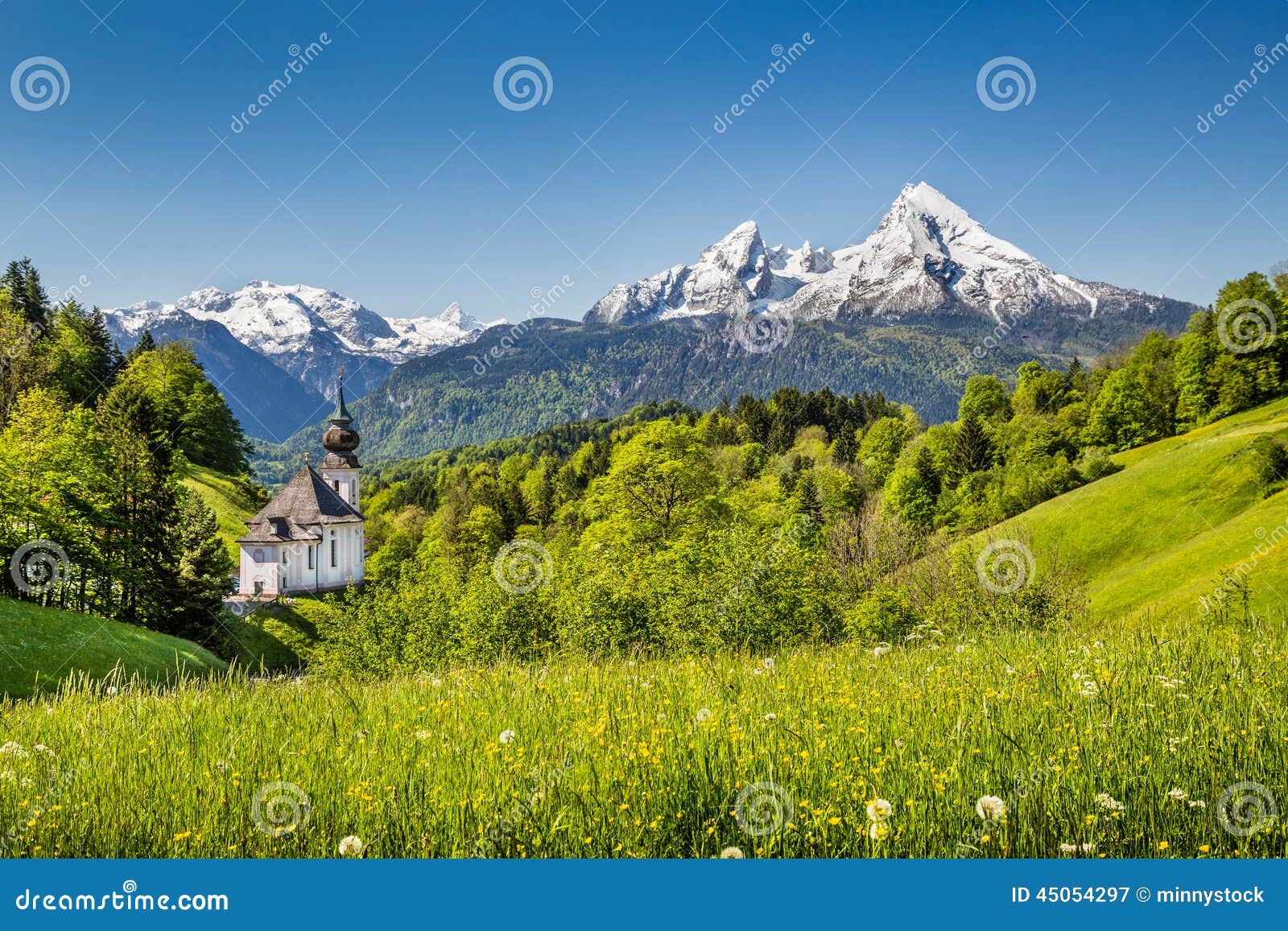 Beau paysage de montagne dans les Alpes bavarois avec l'Ã©glise de ...