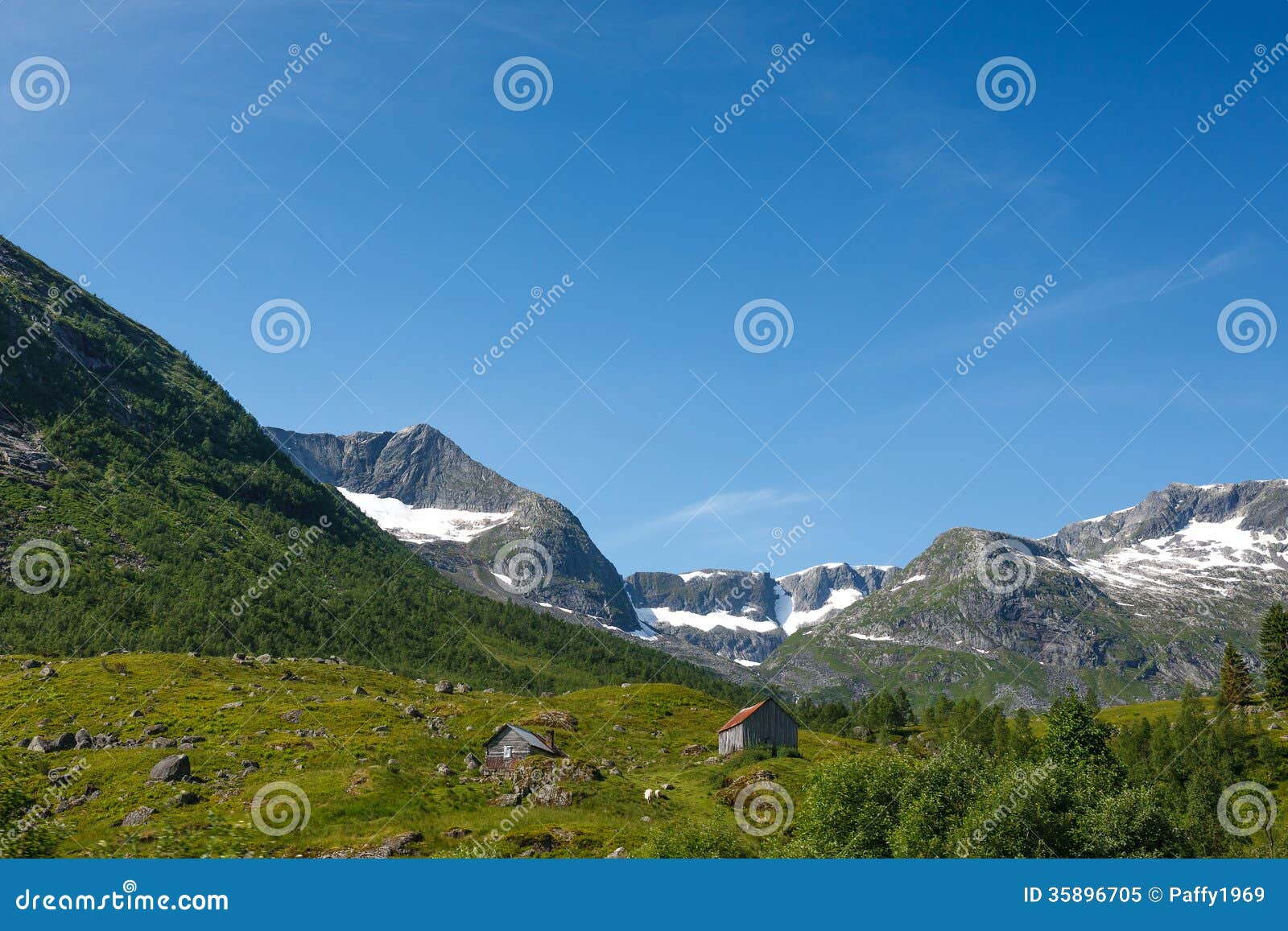 Photo libre de droits: Paysage norvÃ©gien avec des montagnes couvertes ...