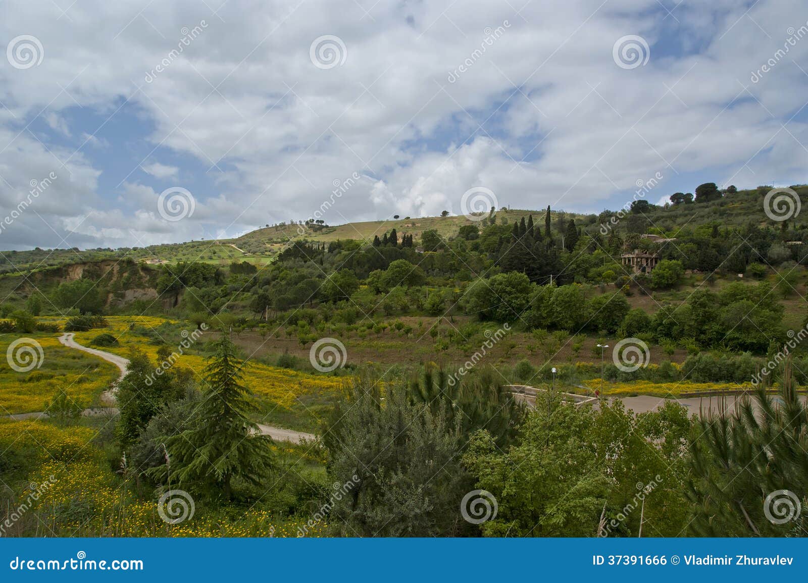 Un paysage typique d'une vallÃ©e de montagne en Sicile, Italie.