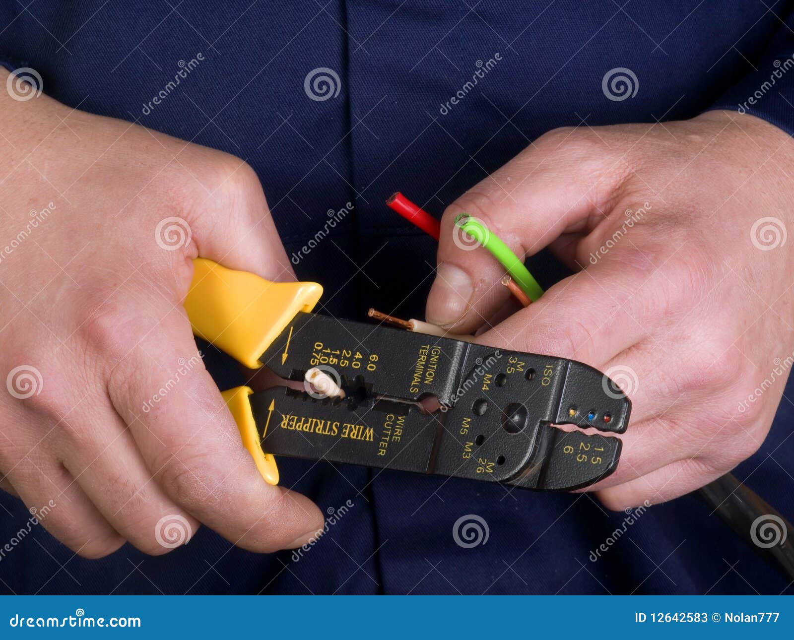 pelacables-en-las-manos-12642583.jpg