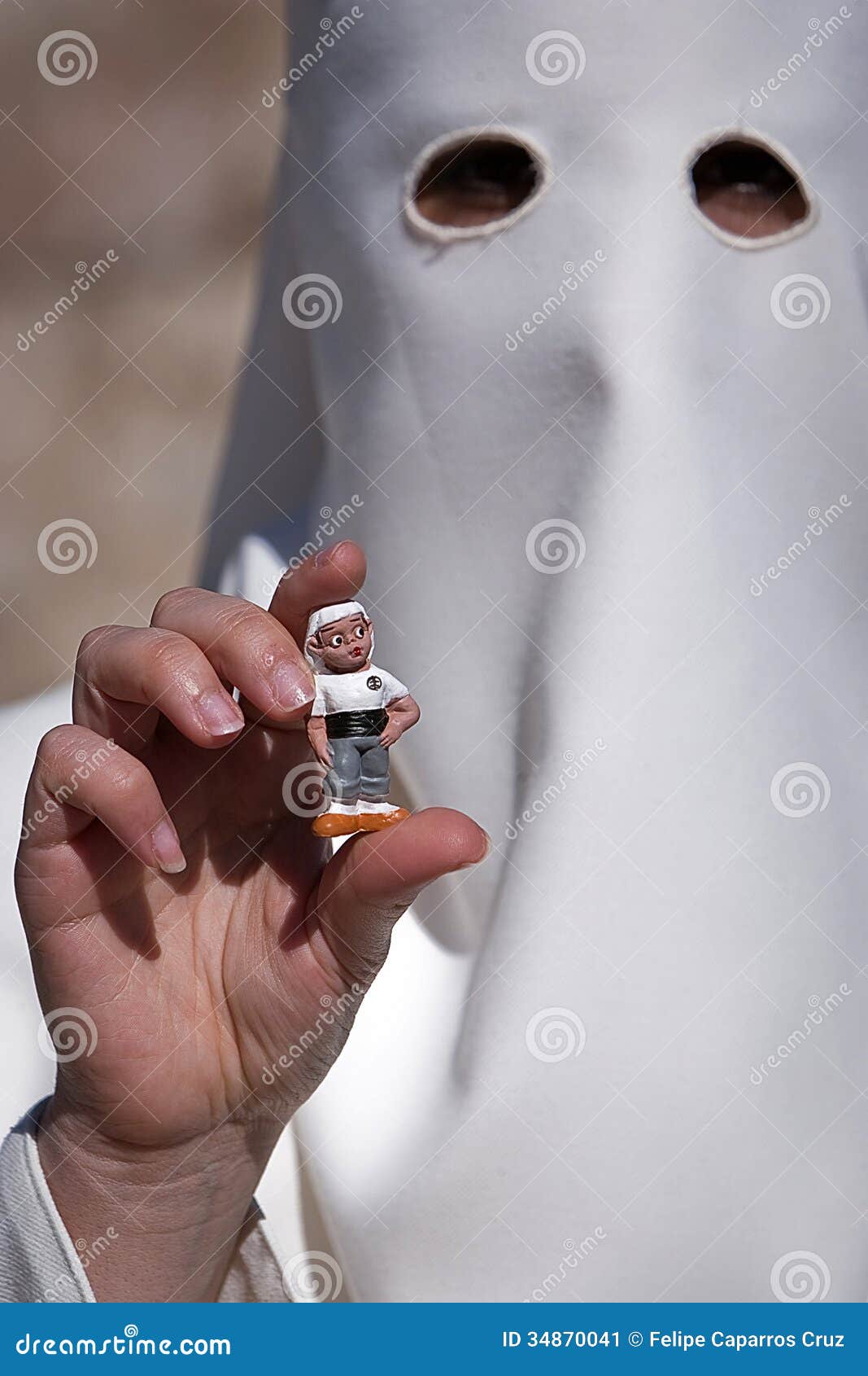 penitente-con-una-estatuilla-del-costalero-en-su-mano-durante-semana-santa-34870041.jpg