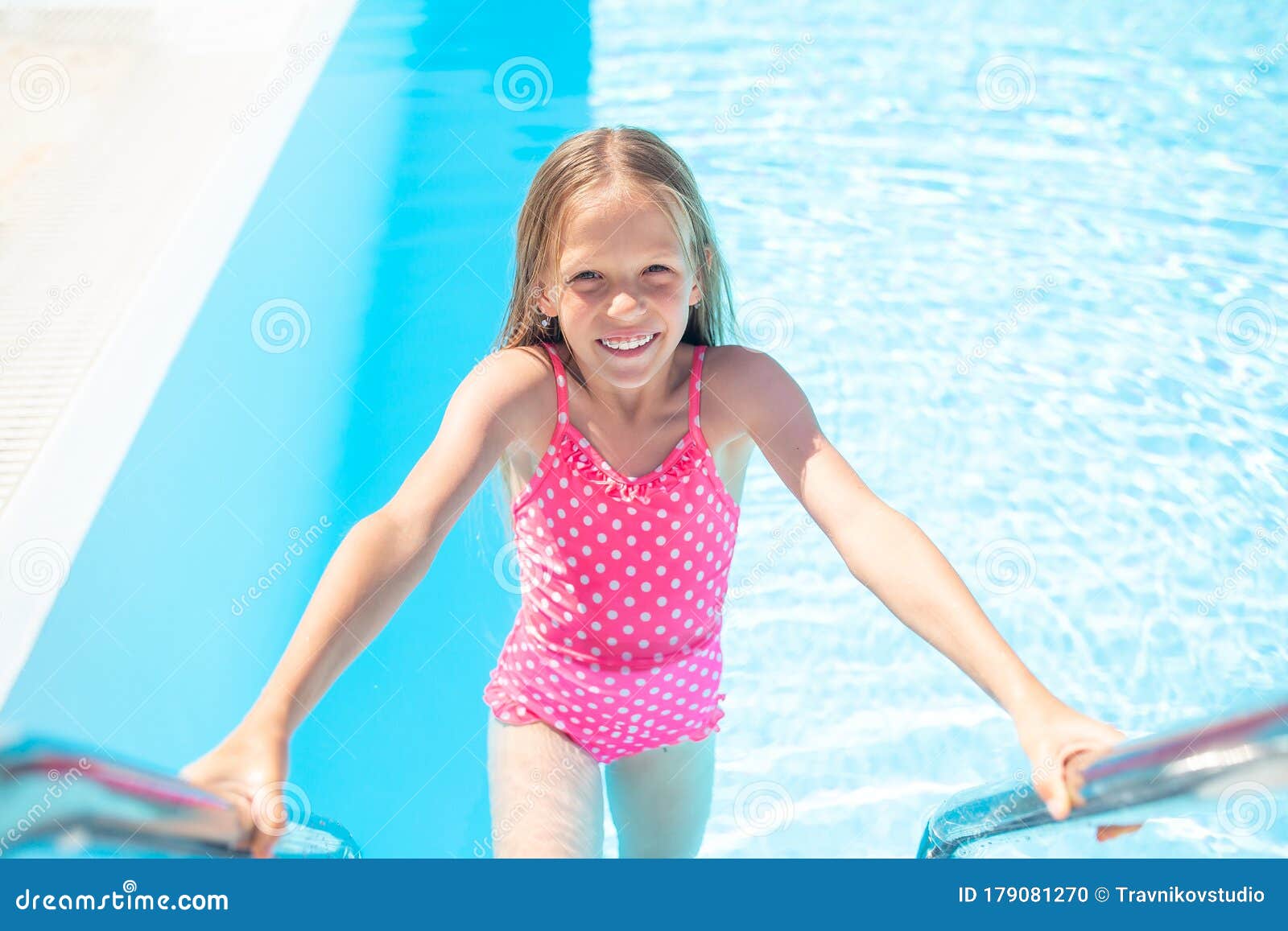 Petite Fille Adorable Dans La Piscine Ext Rieure Photo Stock Image Du