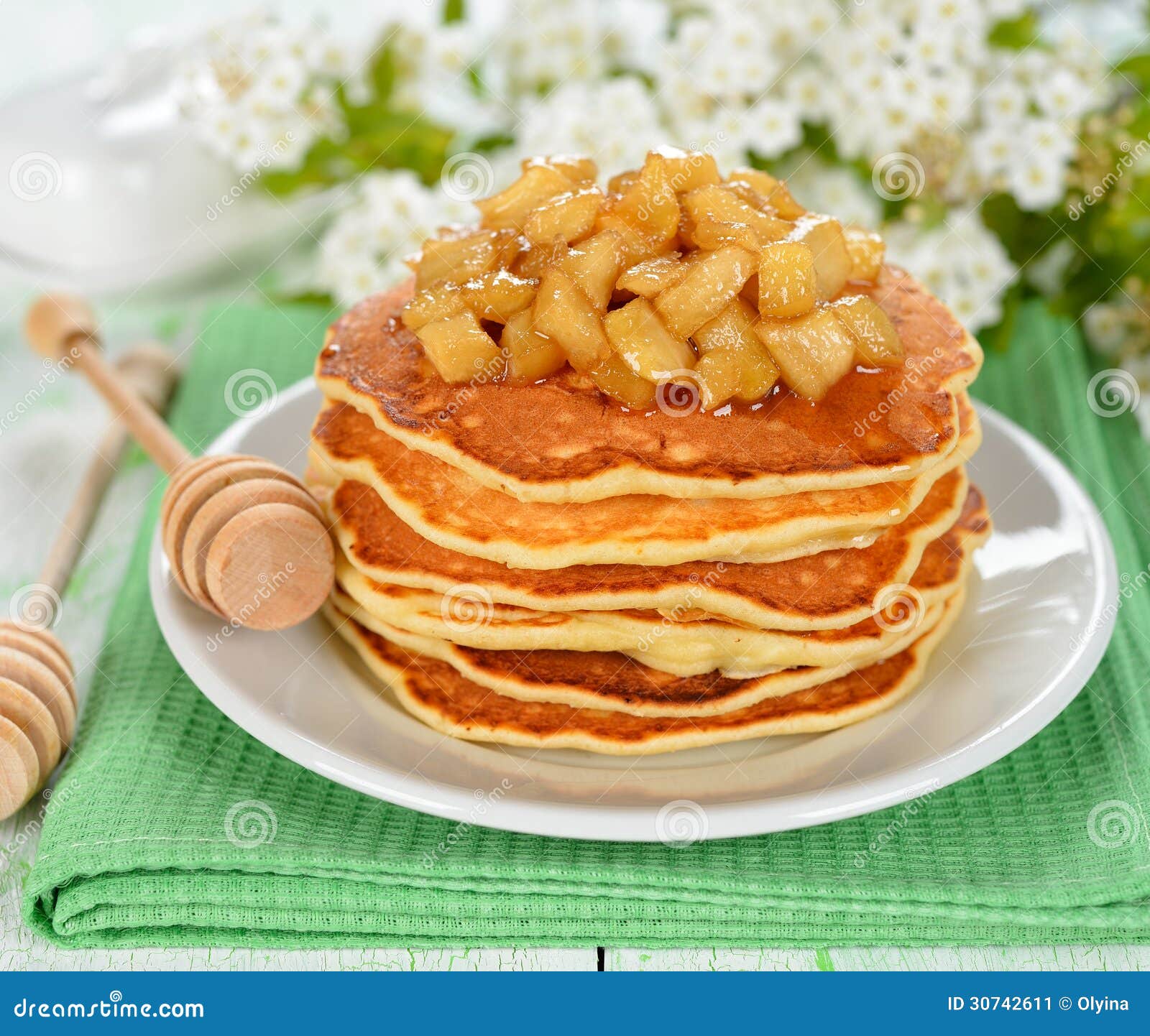 Pfannkuchen Mit Karamellisierten Äpfeln Stockbild - Bild: 30742611