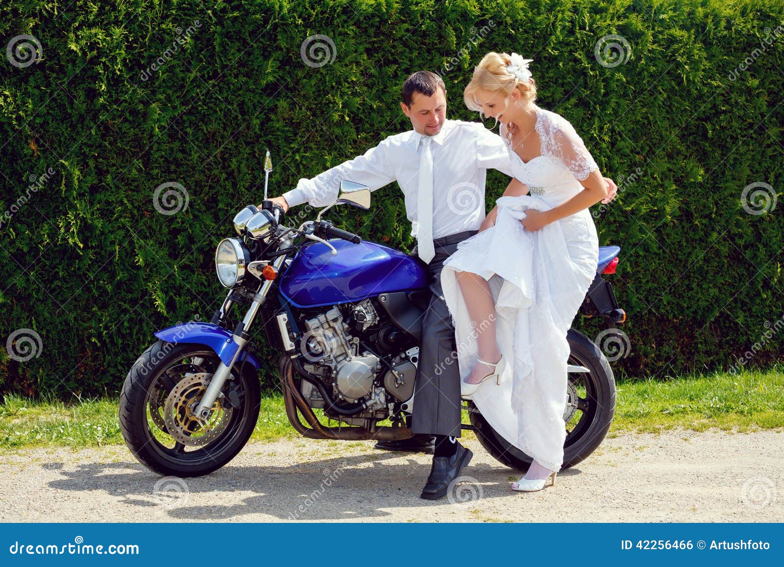 braut motor piękna młoda ślub para na motocyklu zdjęcie stock obraz braut motor piękna młoda ślub para na motocyklu zdjęcie stock obraz