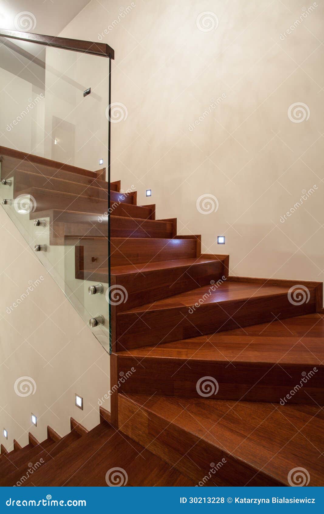 Deco Chambre Bois Blanc : rapproché de maison de travertin des escaliers en bois et en verre Deco Chambre Bois Blanc : rapproché de maison de travertin des escaliers en bois et en verre
