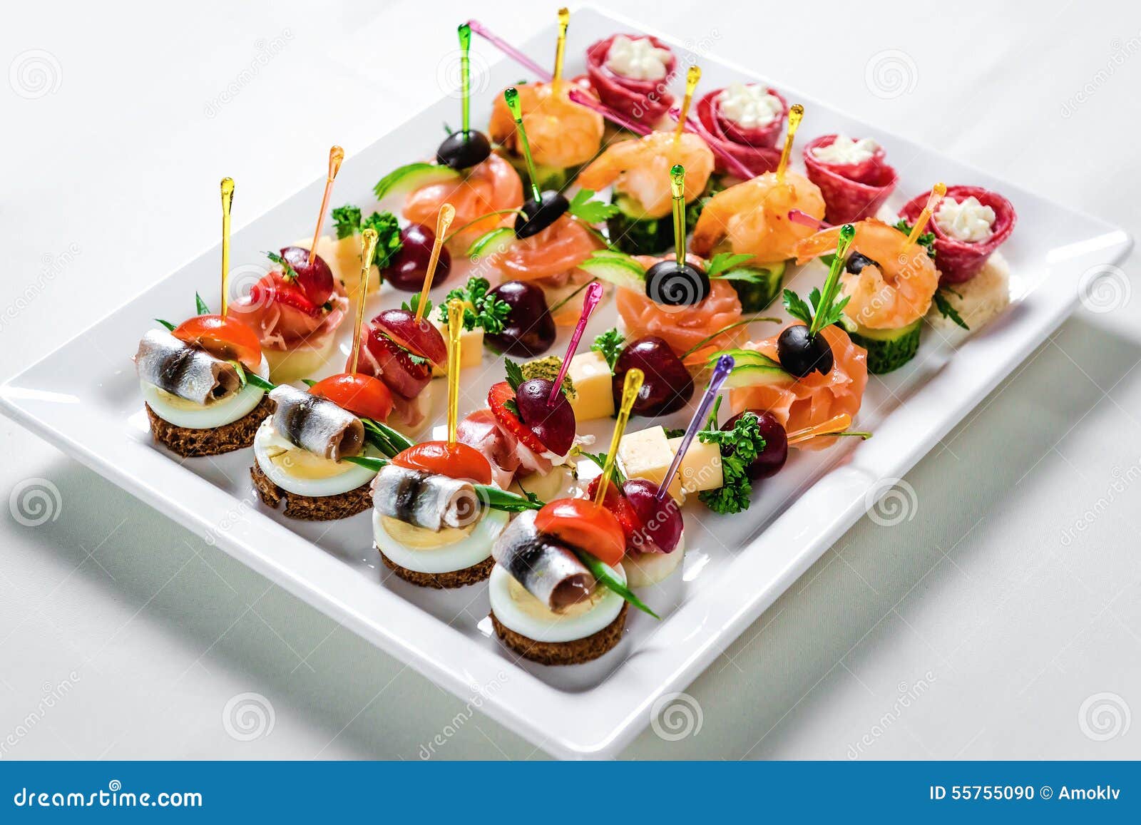 Platte Mit Verschiedenen Meeresfrüchte Und Fleisch Canapes Stockfoto ...