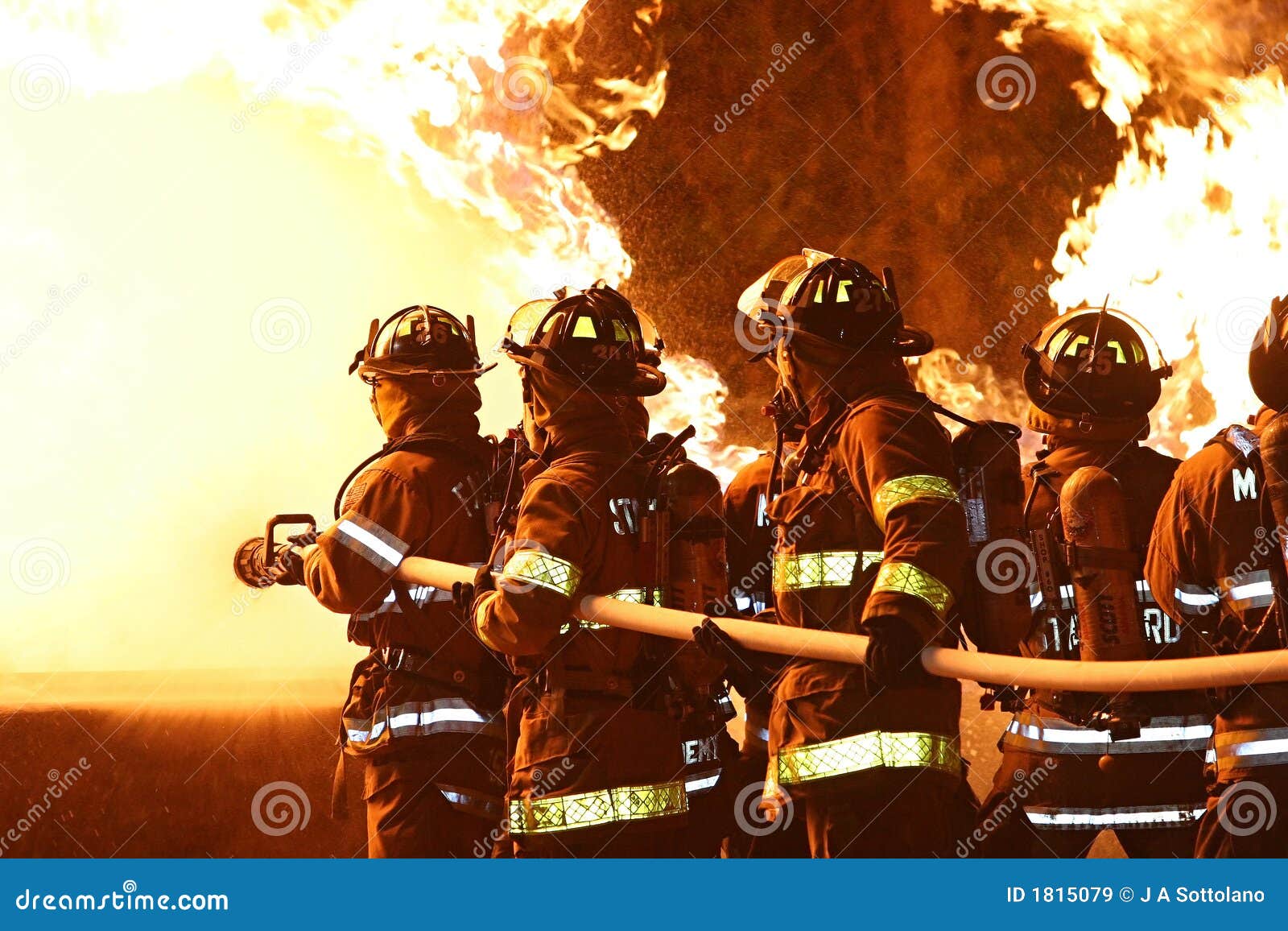 pompieri-che-combattono-le-fiamme-181507