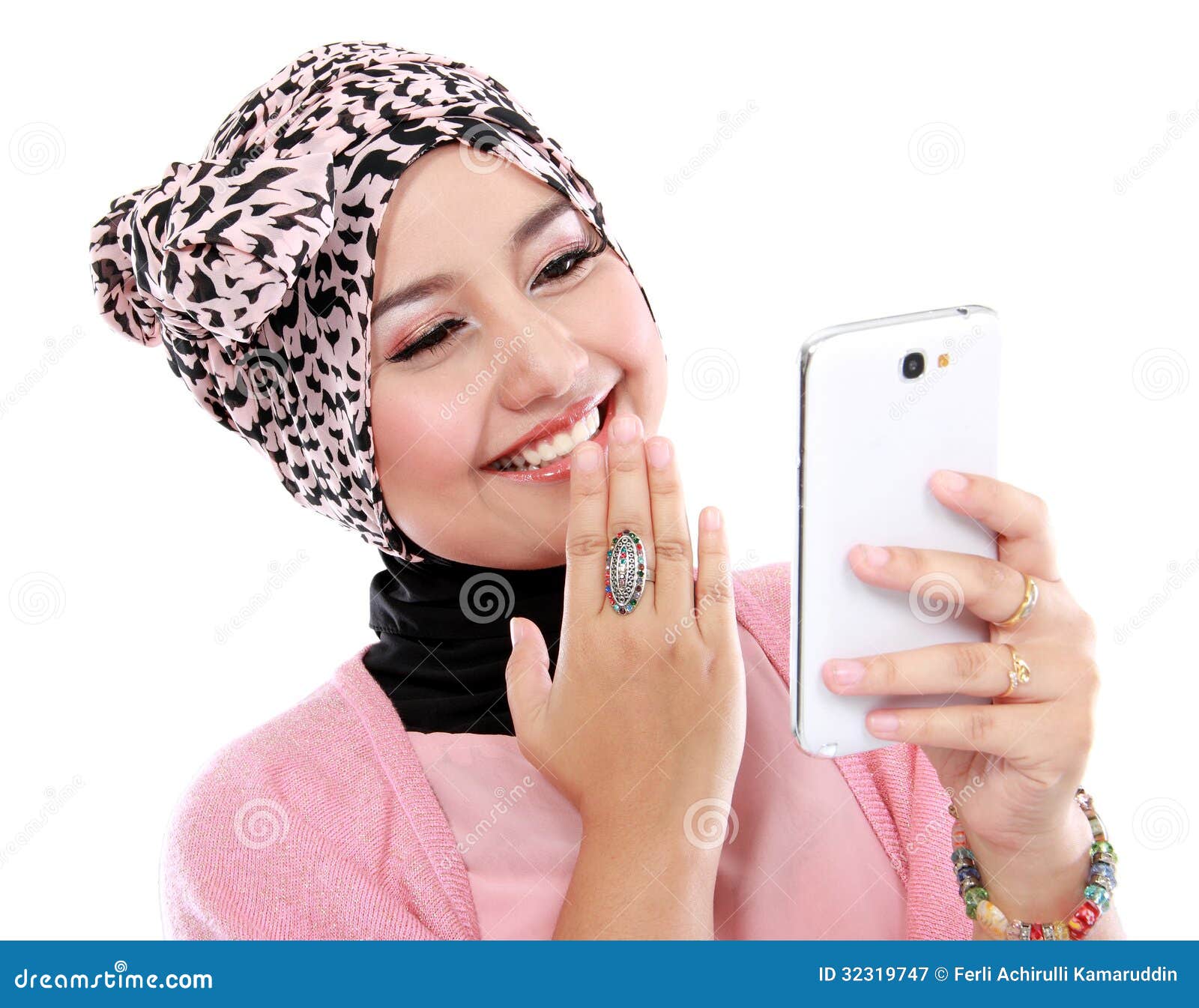 portrait laughing beautiful muslim woman texting her s smartphone isolated over white background 32319747 Kalau Lagi Stres, Coba Lakukan Ini Guys
