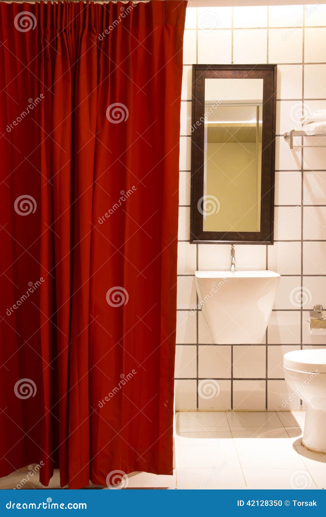 Röd gardin för litet badrum