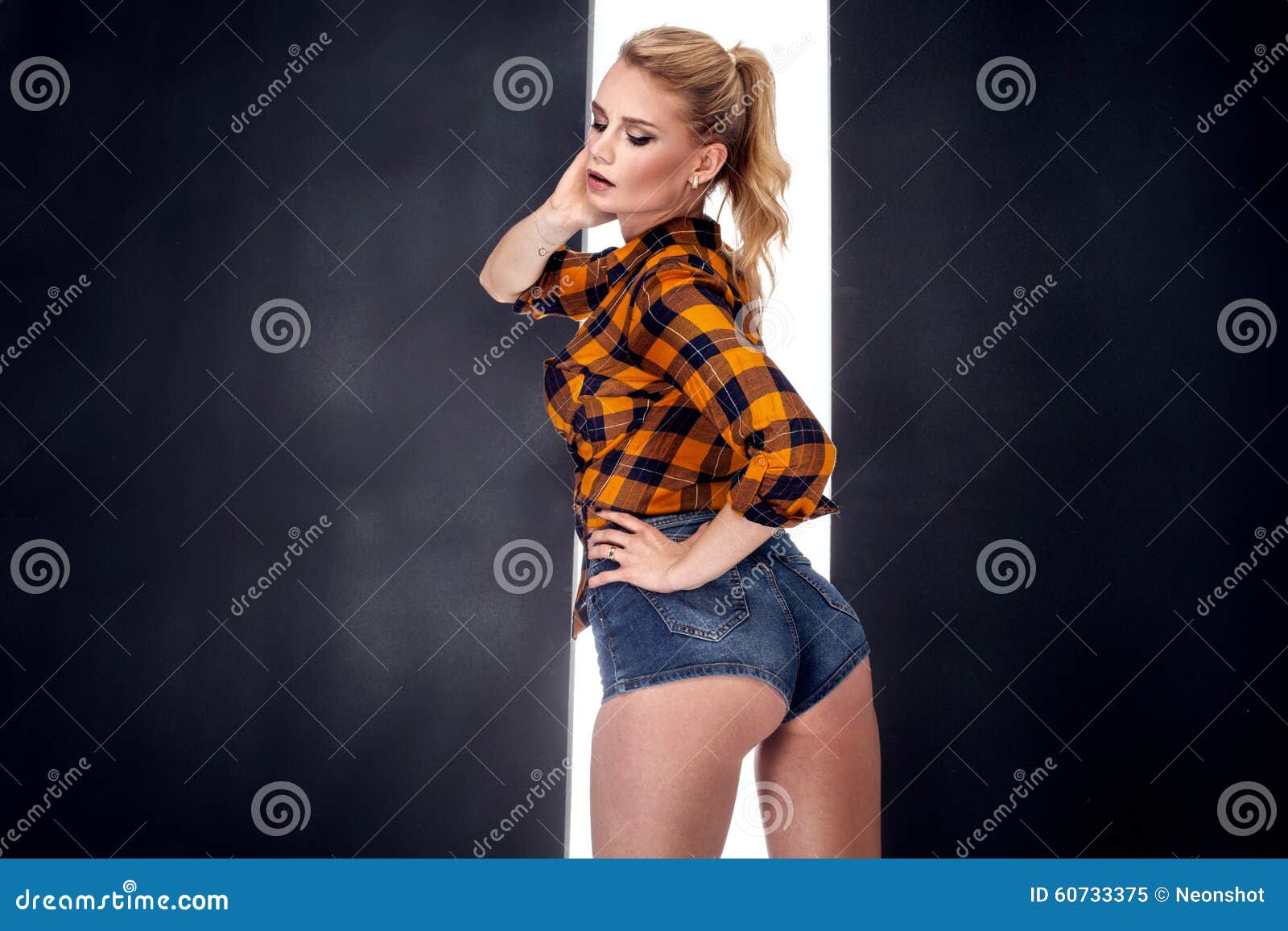 Ragazza Bionda Sexy Che Posa Nello Studio Immagine Stock Immagine Di Caldo Jeans