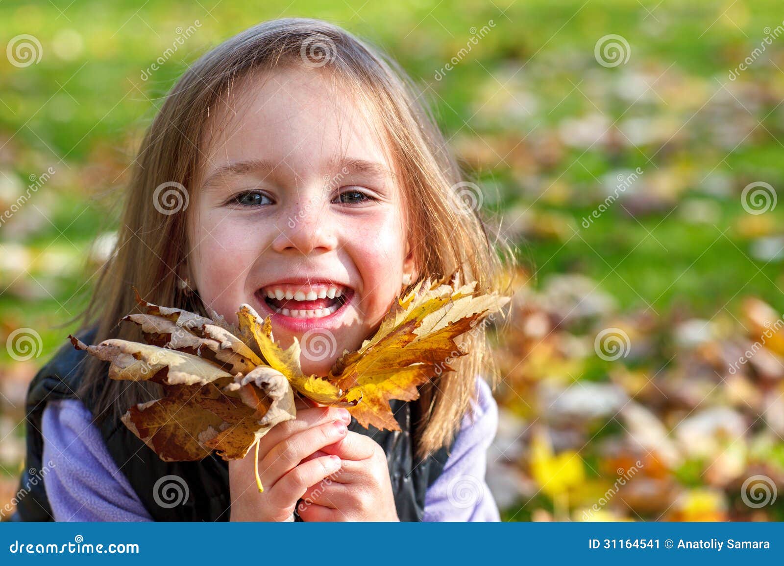 Ragazza felice della <b>scuola materna</b> di autunno - ragazza-felice-della-scuola-materna-di-autunno-31164541