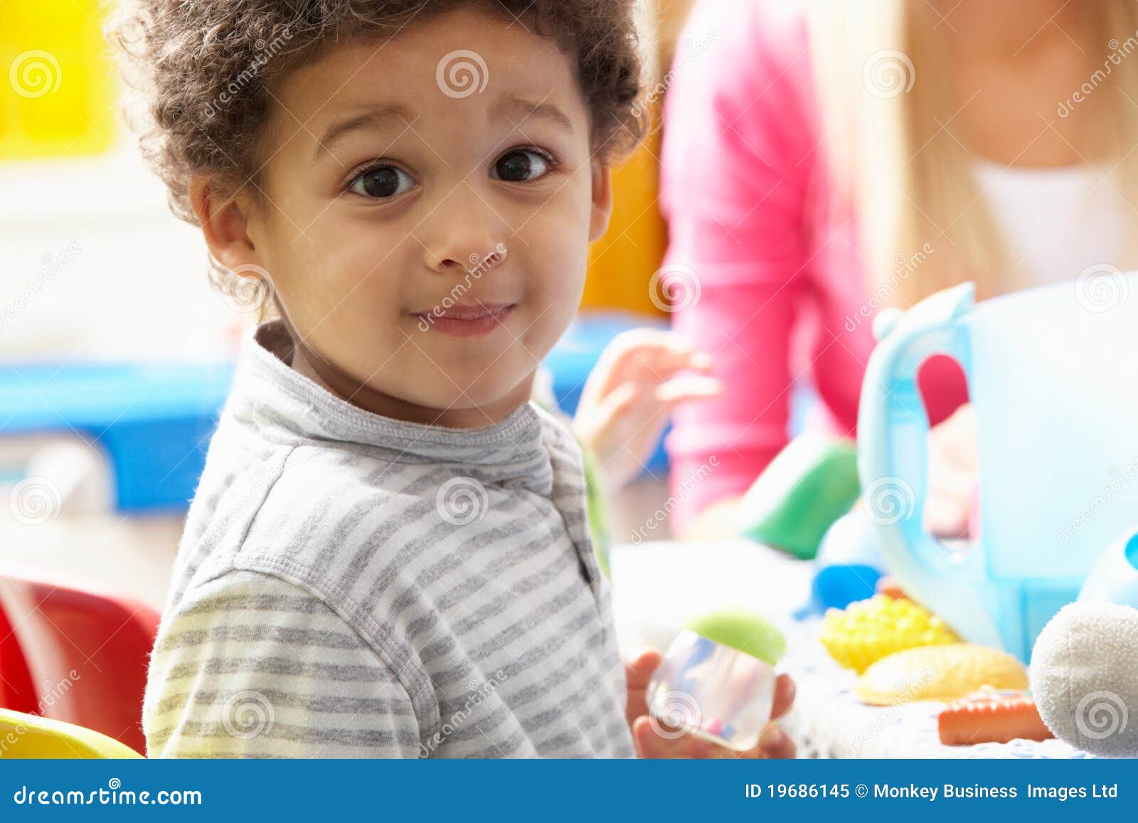 Ragazzo che gioca con i giocattoli in <b>scuola materna</b> - ragazzo-che-gioca-con-i-giocattoli-scuola-materna-19686145