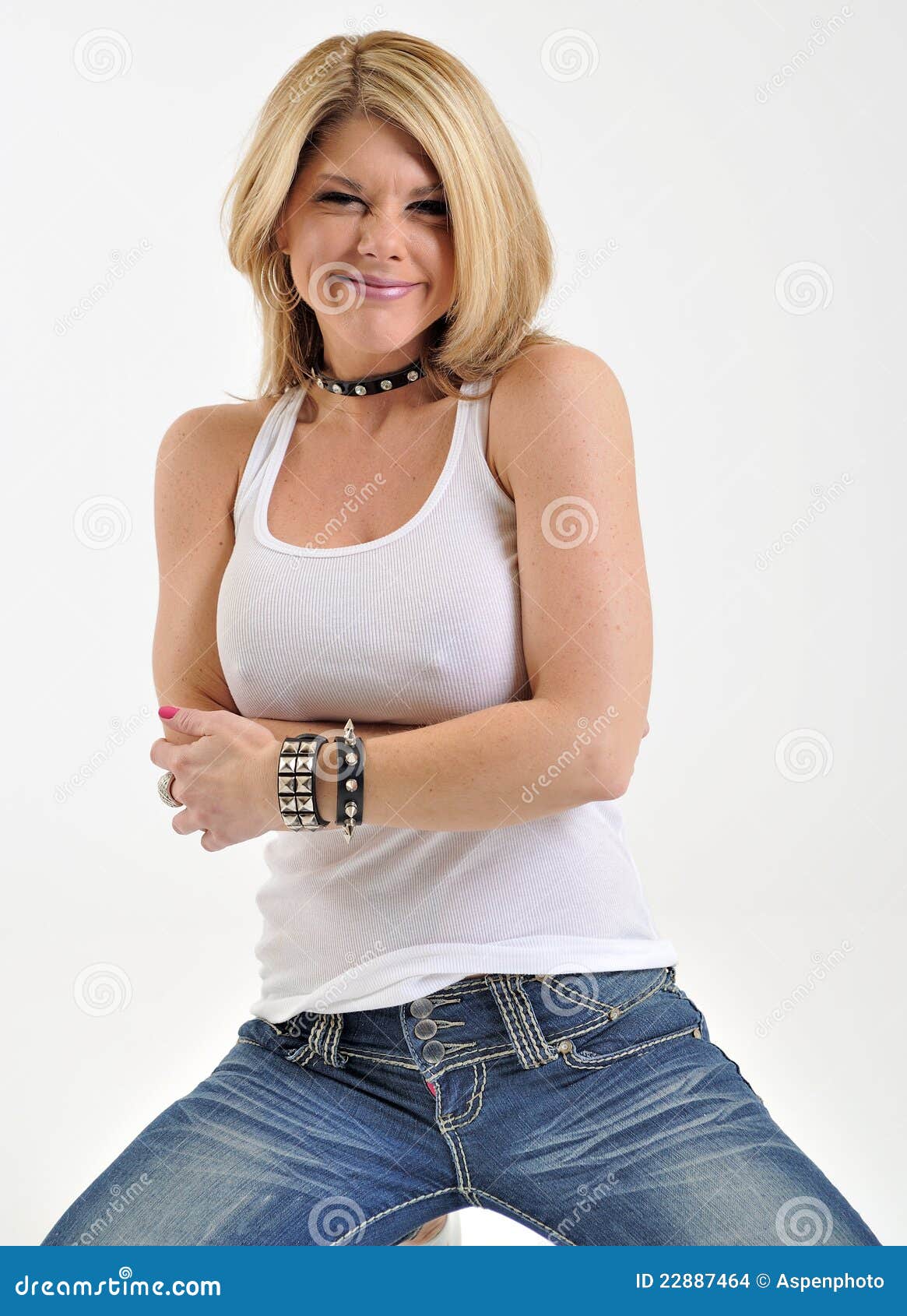 Reizvolle Blonde Frau Im Weißen Becken Und In Den Jeans 