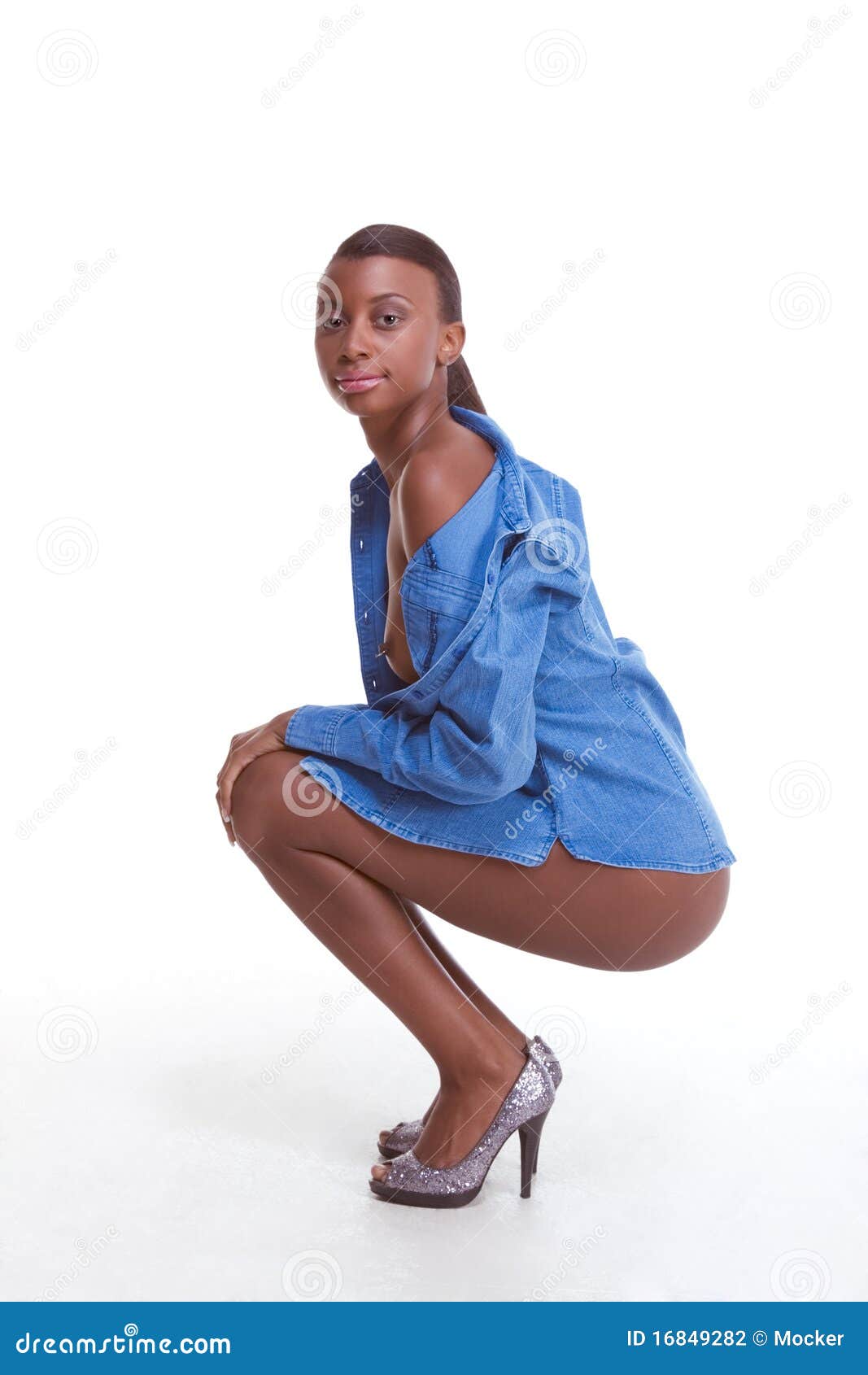 Reizvolle Ethnische Nackte Schwarze Frau In Der Denim Jacke Stockfoto