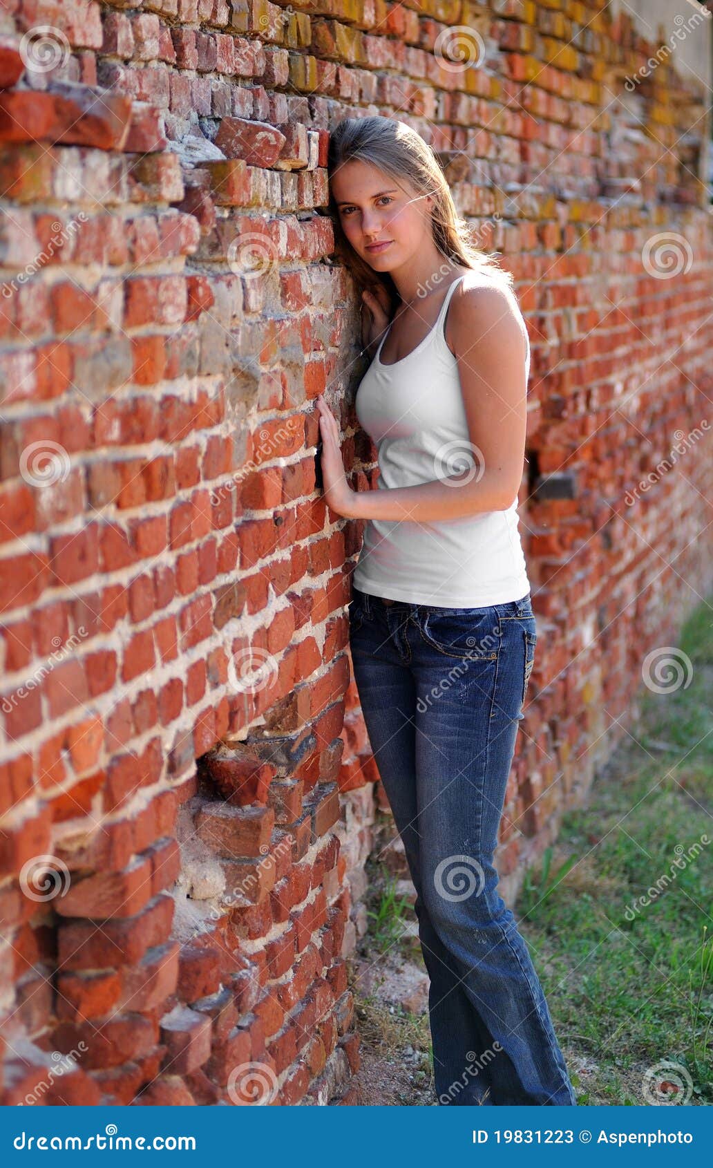 Reizvolle Junge Frau Gegen Eine Backsteinmauer Stockbild Bild Von