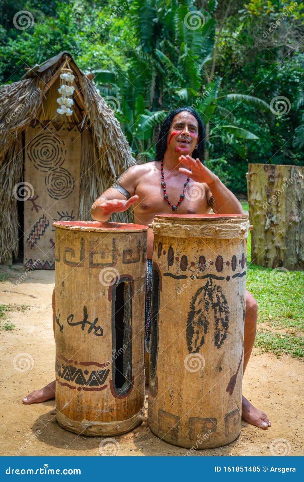 Representación De Indios Taínos Cerca De La Cueva De La India En Cuba