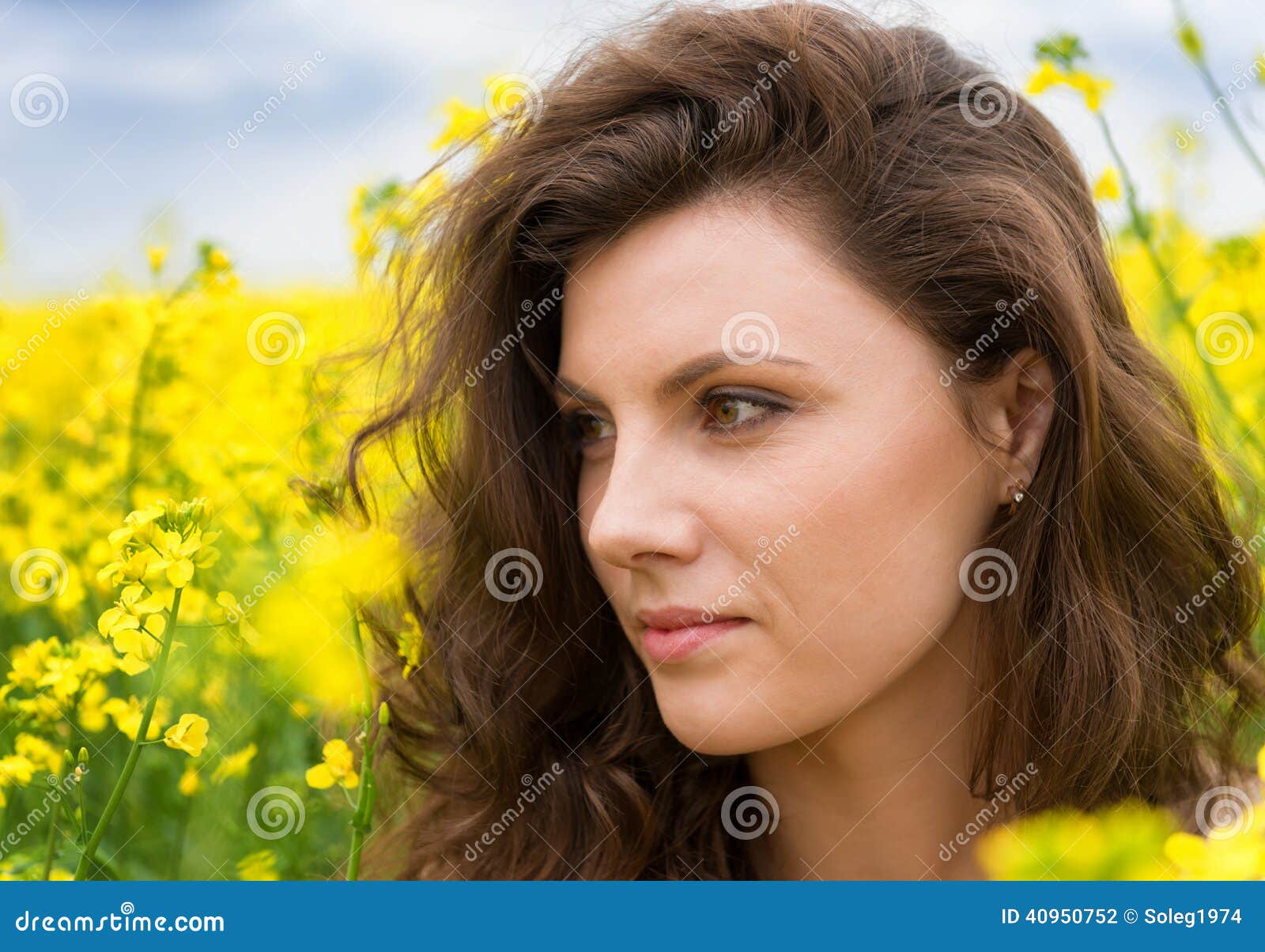 Retrato de la muchacha en campo de flor amarillo - retrato-de-la-muchacha-en-campo-de-flor-amarillo-40950752