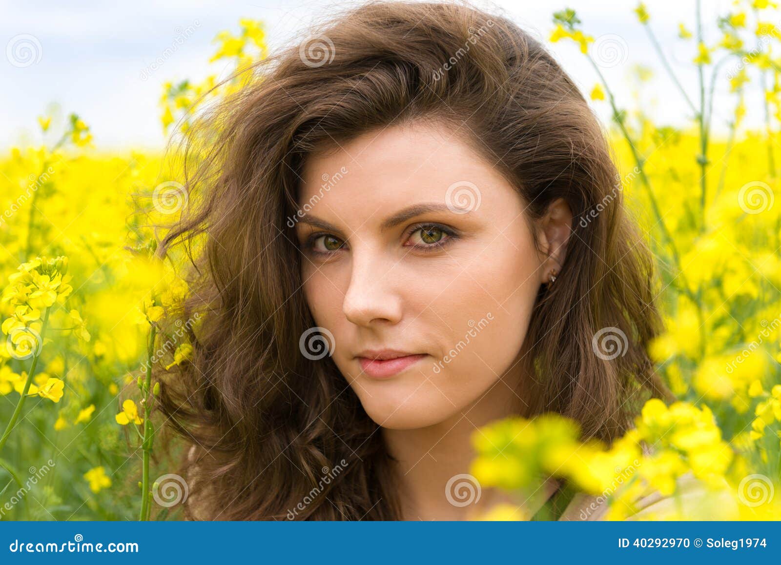 Retrato de la mujer en campo de flor amarillo - retrato-de-la-mujer-en-campo-de-flor-amarillo-40292970