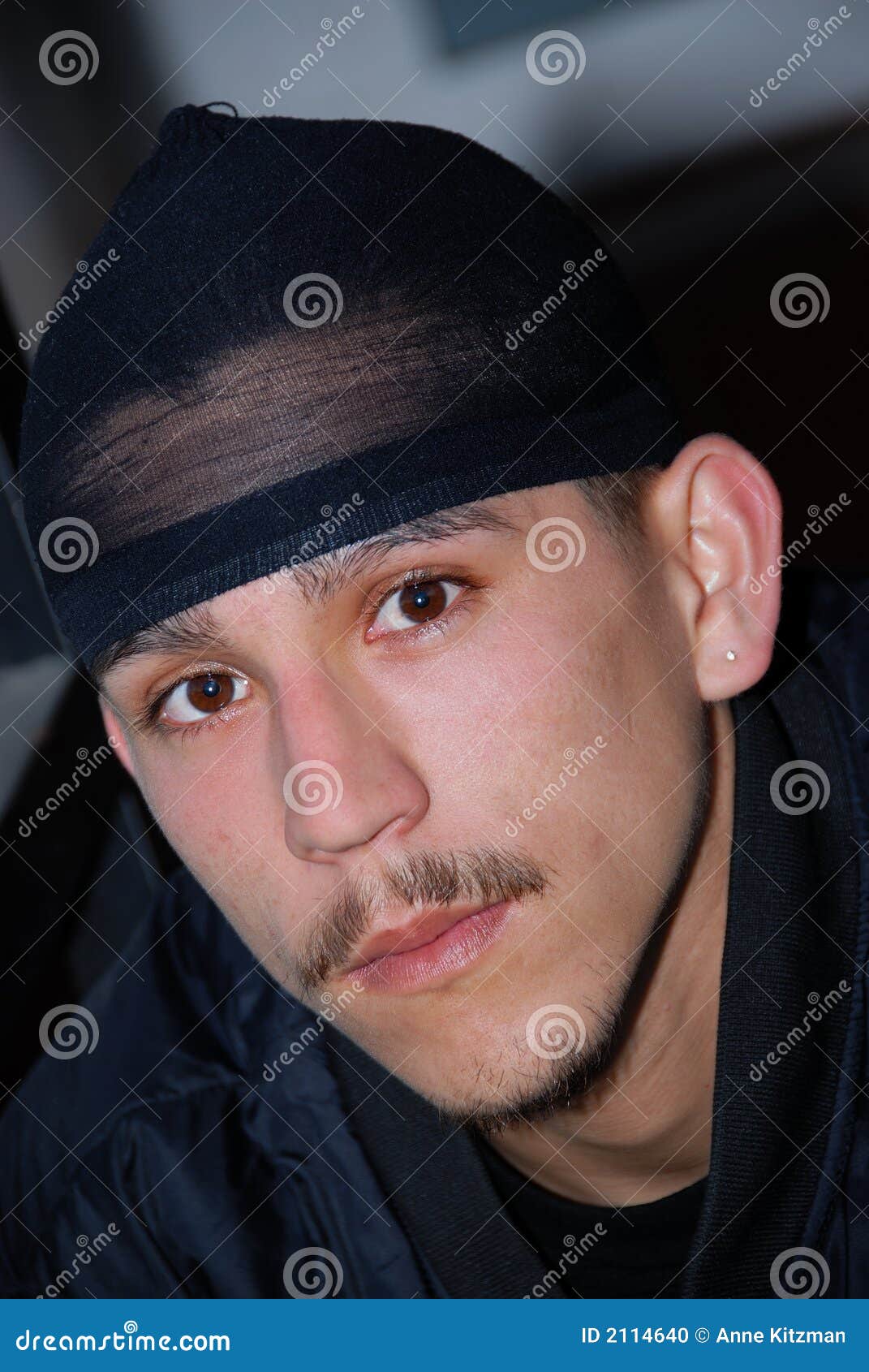 Un retrato de un adolescente del capo motor.
