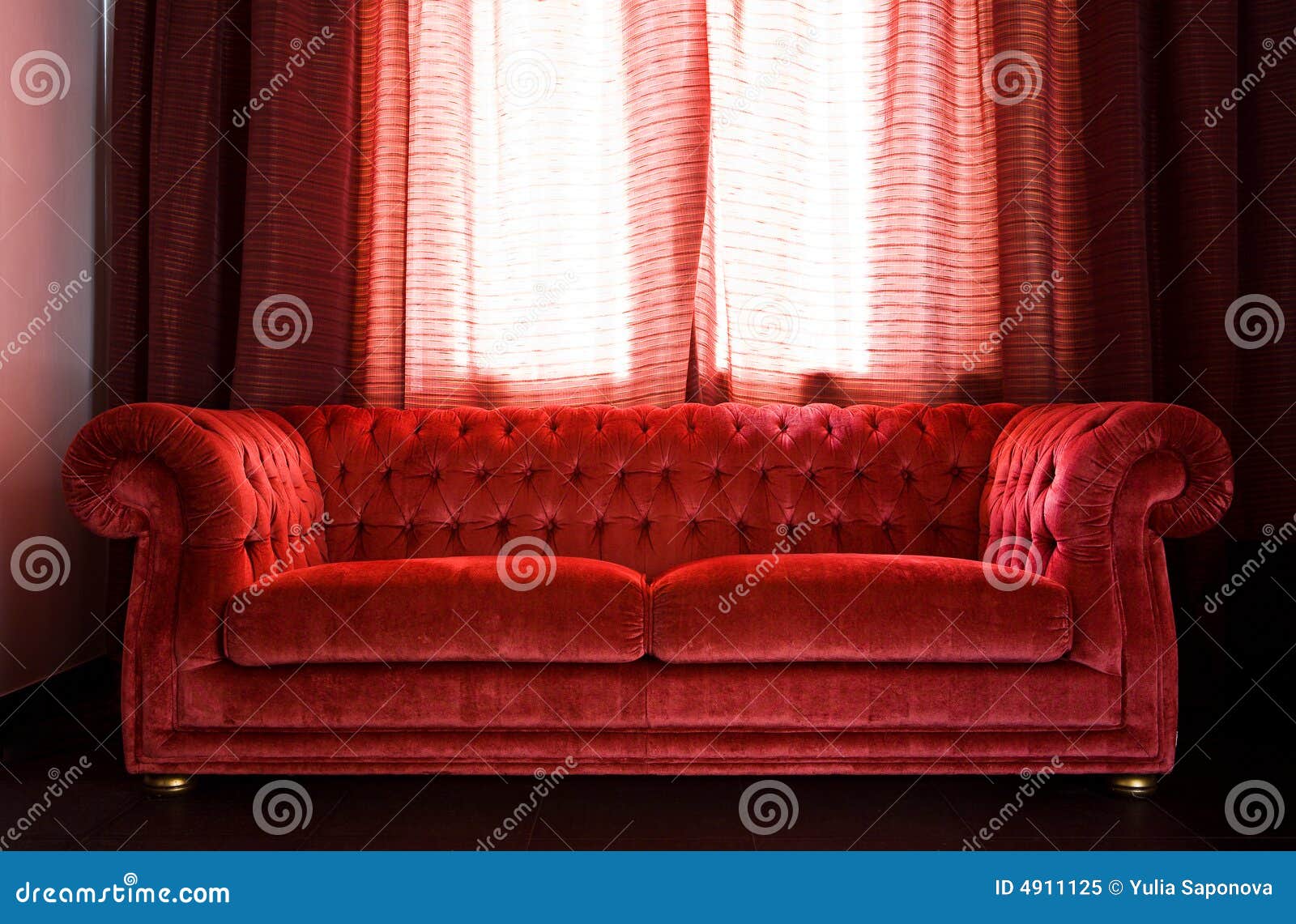 Sala De Estar Com Um Sofa ~ Sala De Estar Com Um Sofá Vermelho Foto de Stock Royalty Free Sala De Estar Com Um Sofa ~ Sala De Estar Com Um Sofá Vermelho Foto de Stock Royalty Free