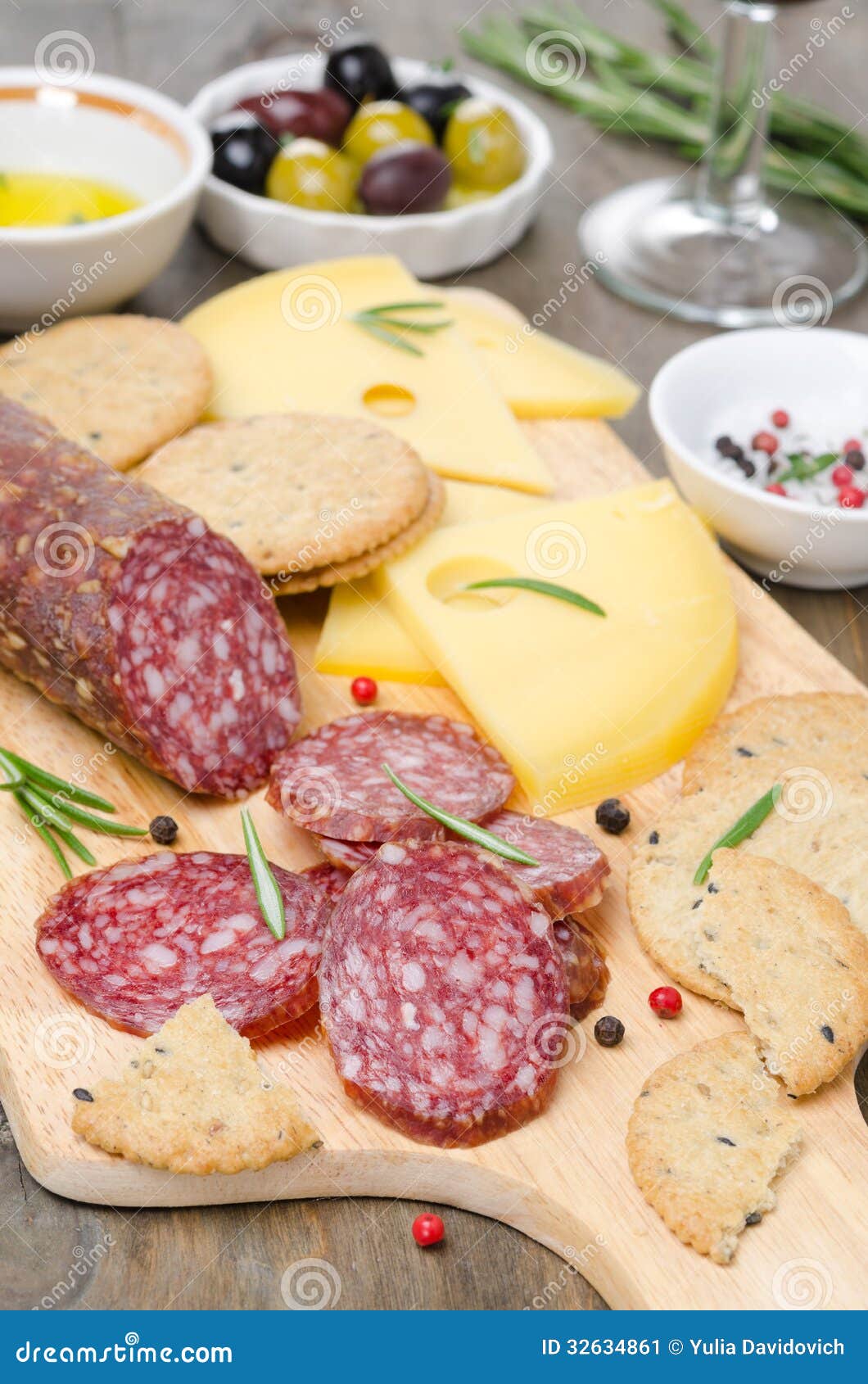 Salami, Käse Und Cracker Auf Einem Schneidebrett Stockbild - Bild: 32634861