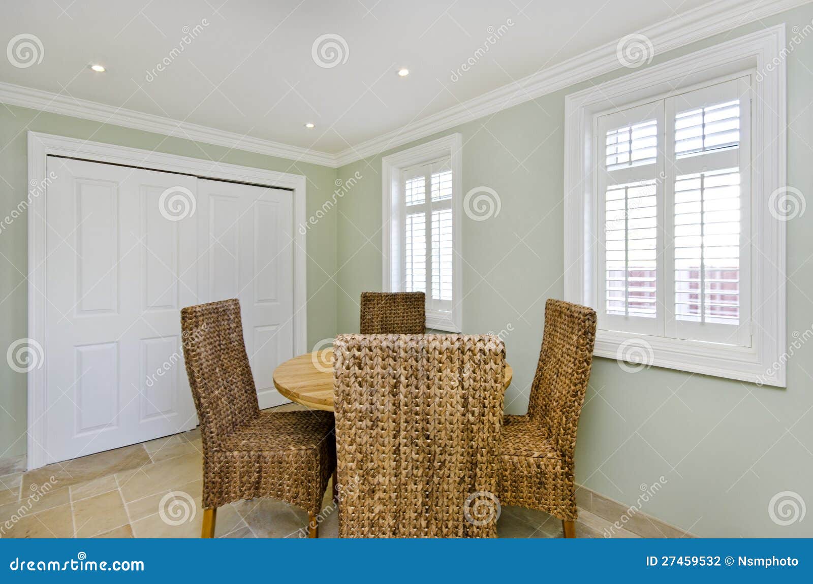 Salle a manger moderne avec table ronde – lombards