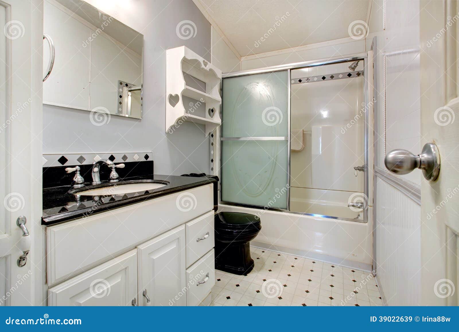 Salle de bain blanche et noire – lombards