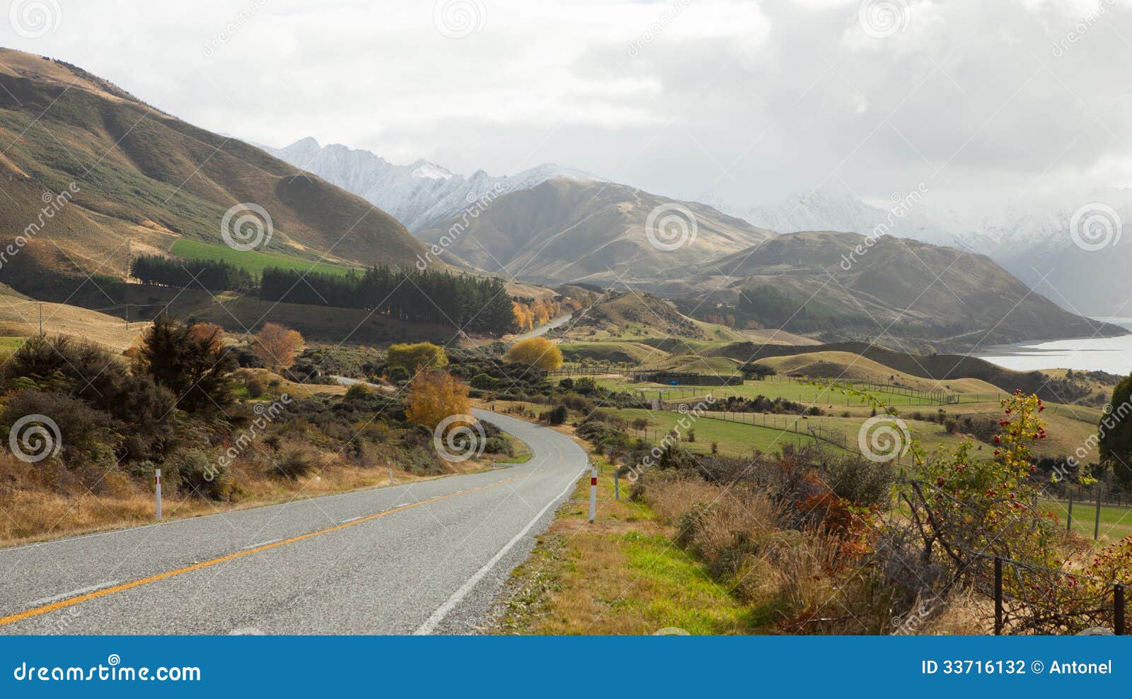 Scenic Road along Lake Hawea, NZ.