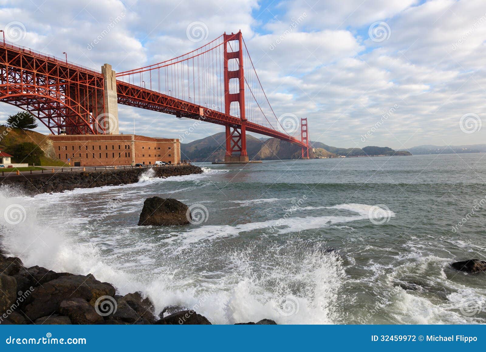 Scenic view of the Golden Gate Bridge in San Francisco with the ocean ...