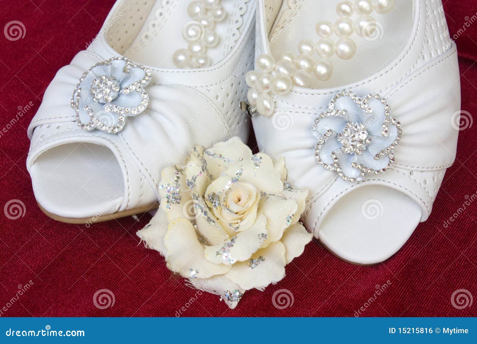 Schöne Hochzeitsschuhe sch 246 ne hochzeitsschuhe mit perlen und blume 15215816 jpg Schöne Hochzeitsschuhe sch 246 ne hochzeitsschuhe mit perlen und blume 15215816 jpg