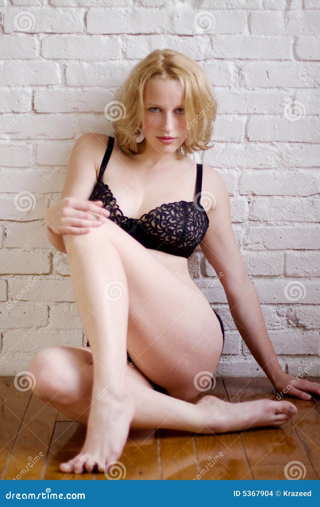 Sexy Blonde In Pin Up Pose Stock Images Image 5367904