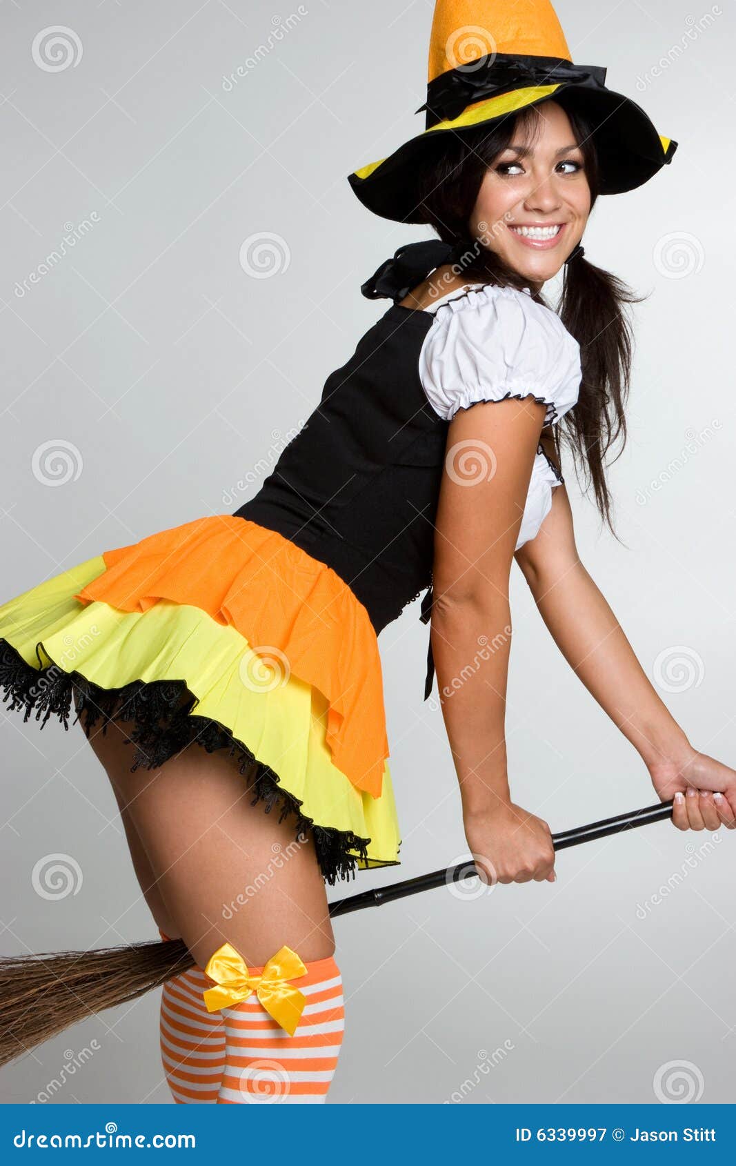 sexy-halloween-witch-6339997.jpg