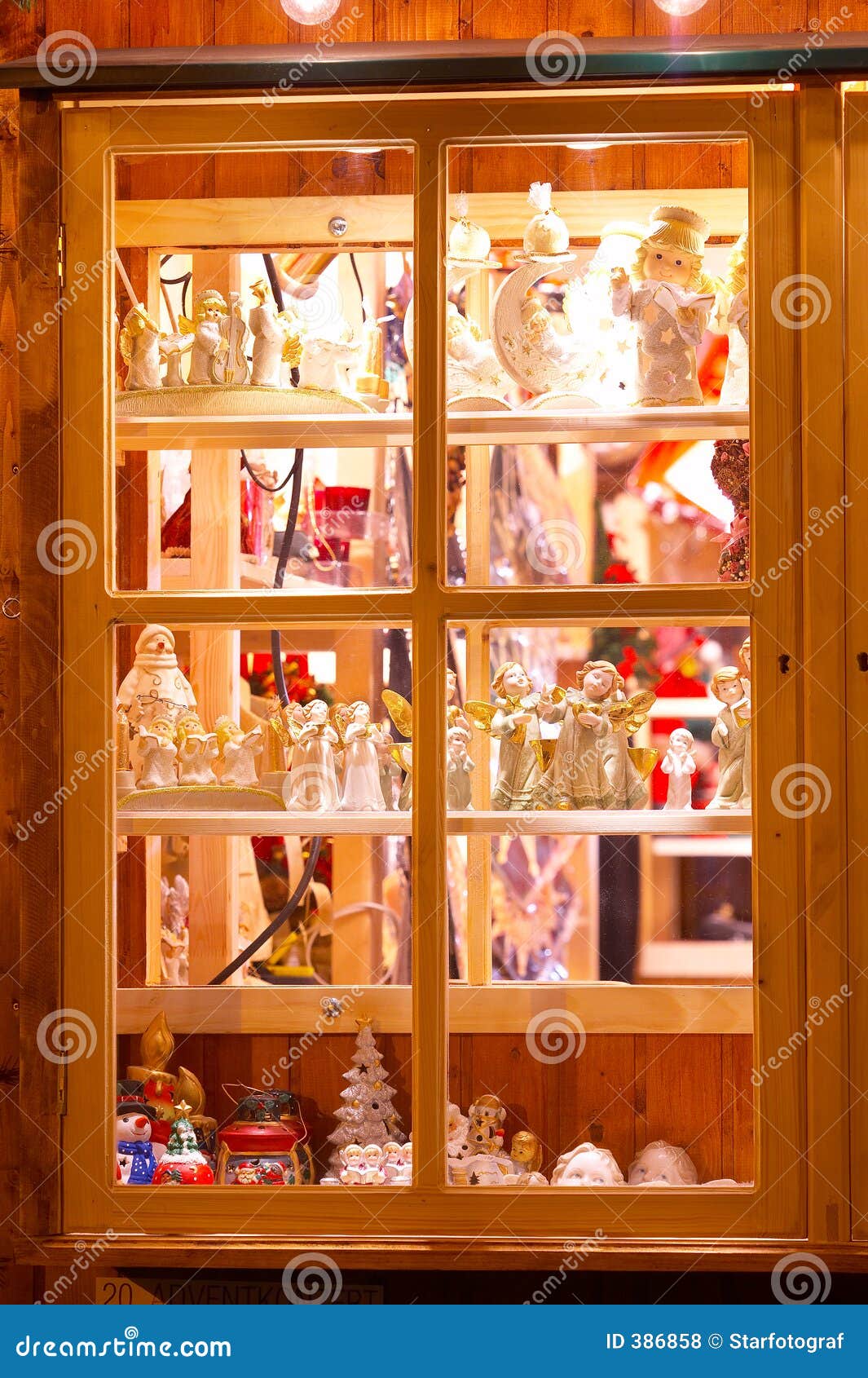 Shop window with christmas decoration - Fenster mit weihnachtlicher ...