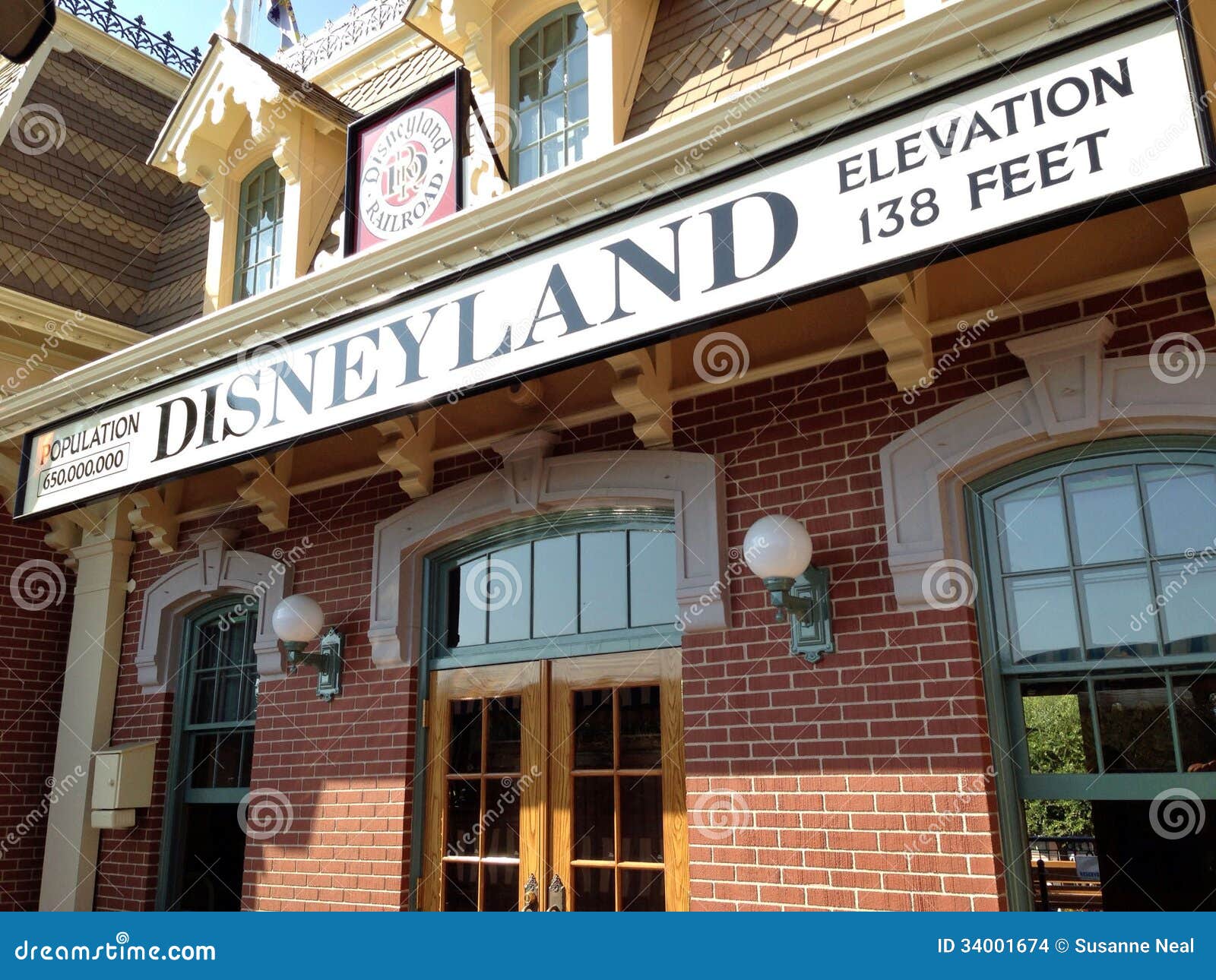 sign-railroad-disneyland-railway-buildin